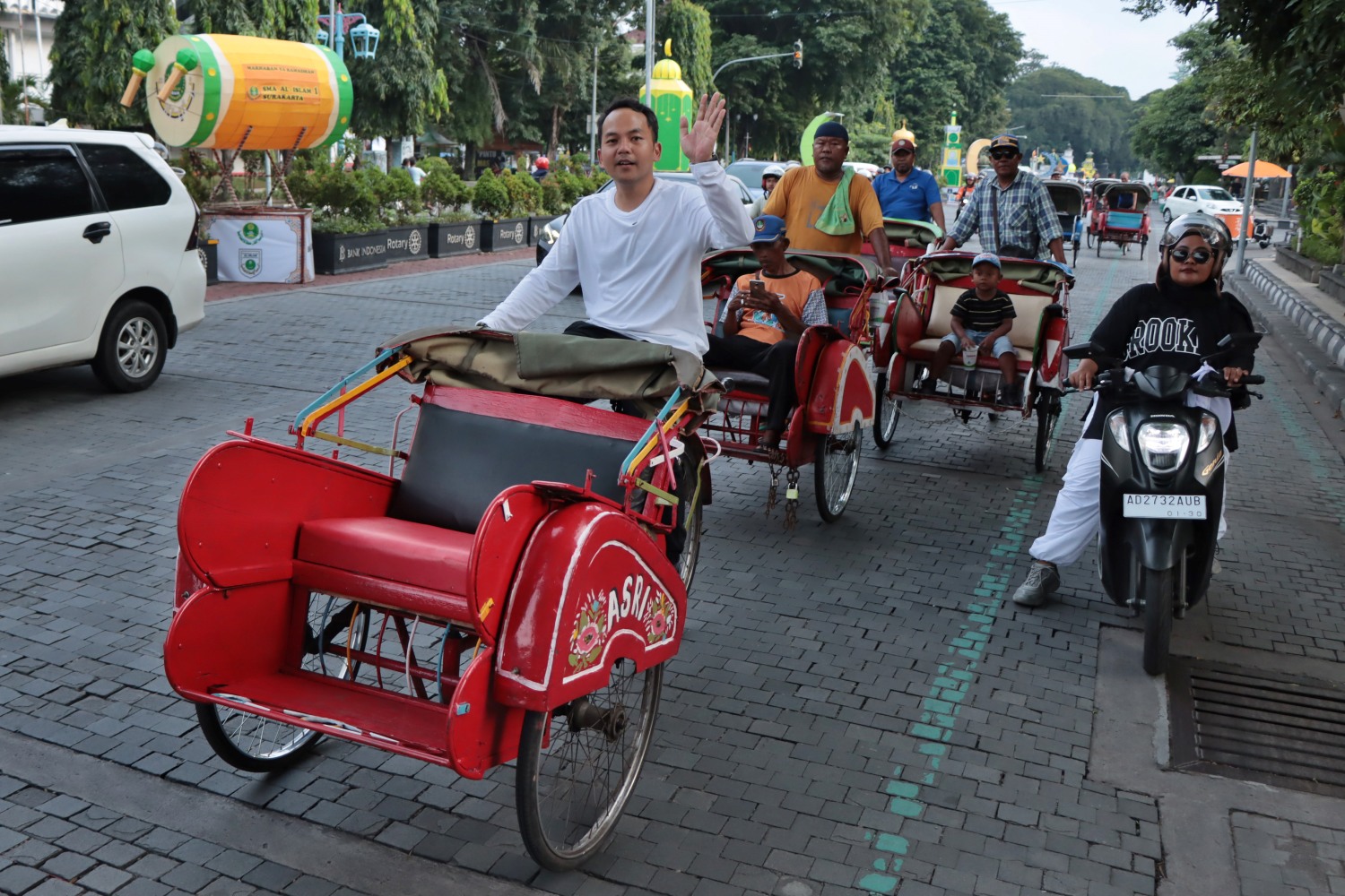 Penuhi nadzar, Wali Kota Solo, Respati Achmad Ardianto, kayuh becak dari Pasar Kleco ke Balai Kota Solo, Sabtu (1/3/2025).