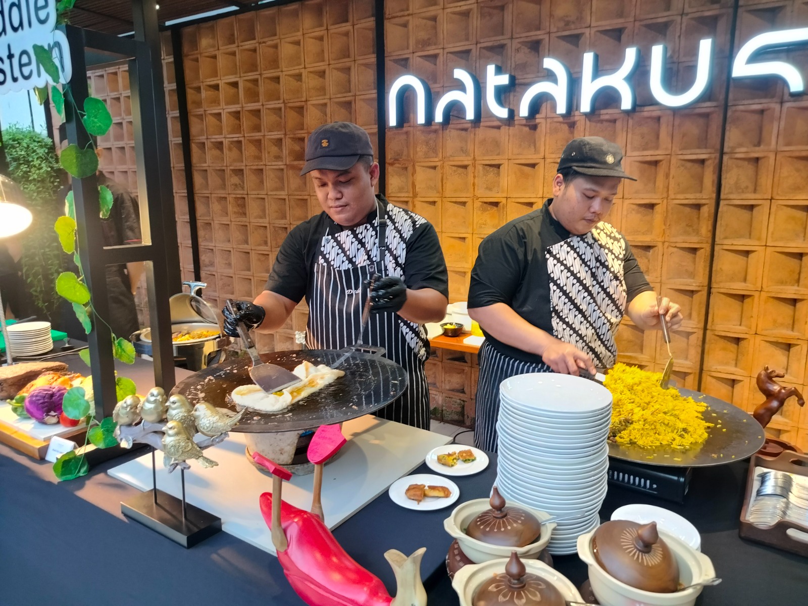 MENGGUGAH SELERA: Chef Natahati Coffee and Eatery tengah menyiapkan makanan istimewa.