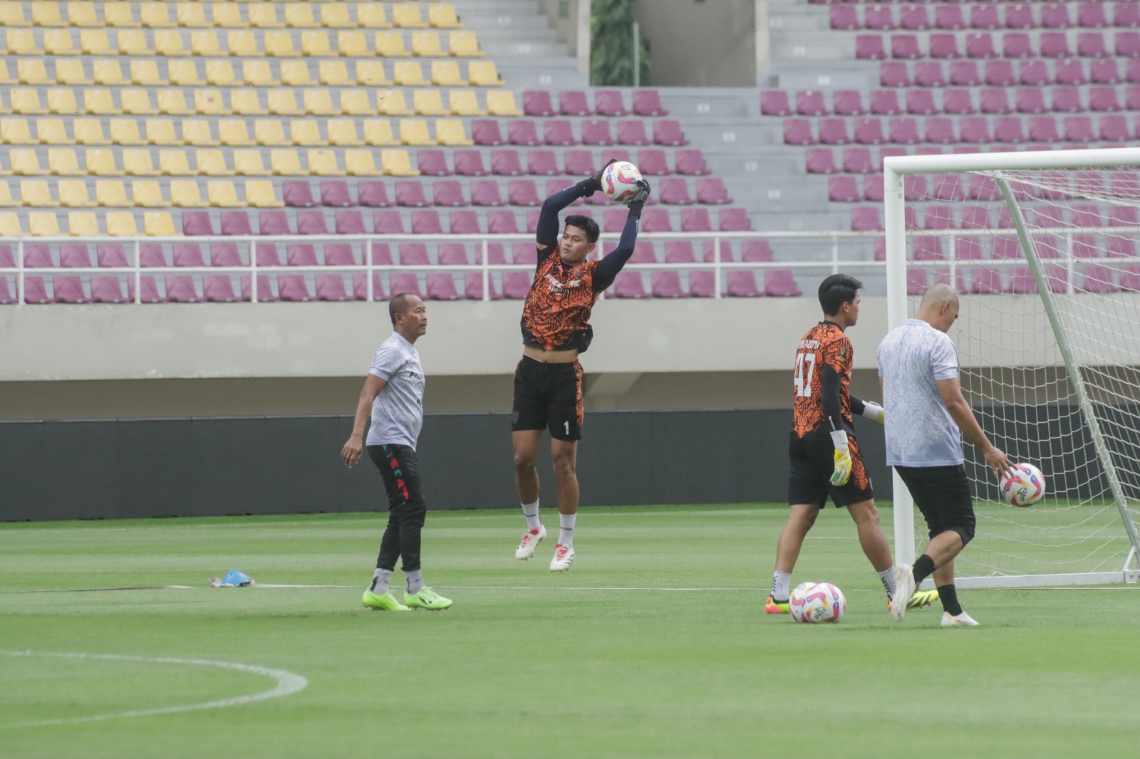 MENEPI: M Riyandi saat berlatih dengan skuad Persis Solo di Stadion Manahan, belum lama ini.