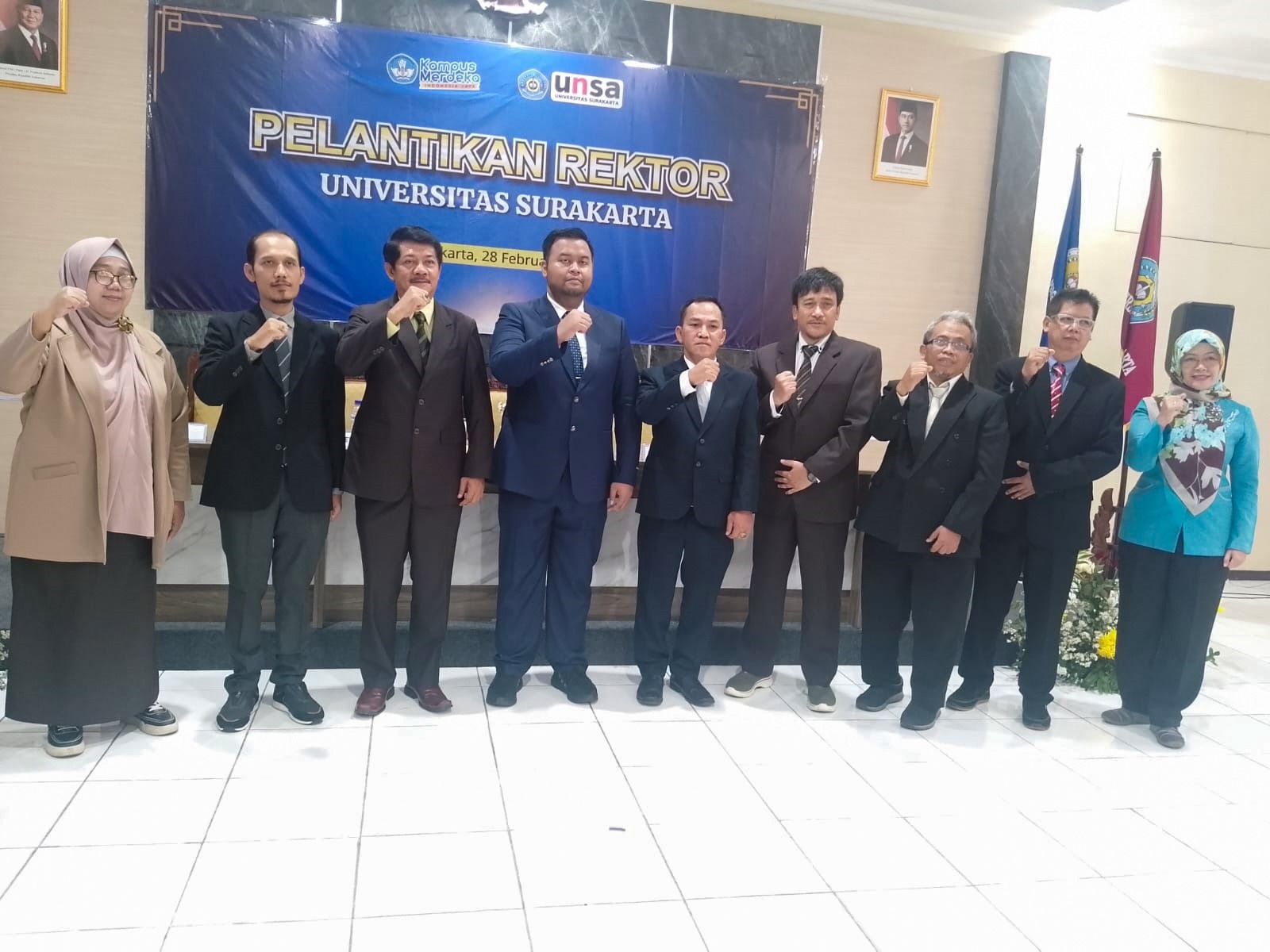 KEMBALI MENJABAT: Arya Surendra (empat dari kiri) saat dilantik jadi Rektor Unsa, Jumat (28/2).