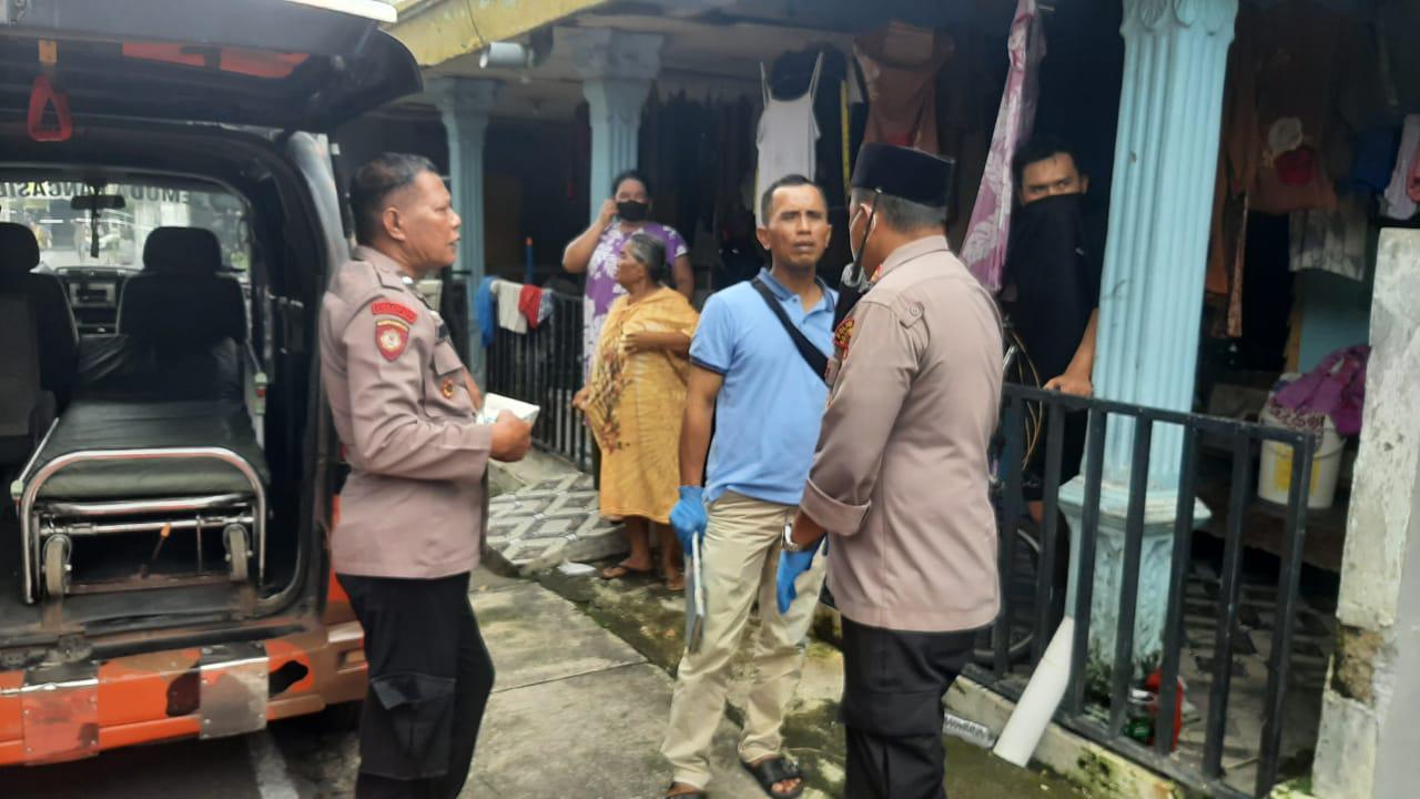 Polisi dan tim medis memeriksa mayat dalam rumah kontrakan di Desa Mojo, Kecamatan Andong, pada Jumat (28/2/2025) kemarin.