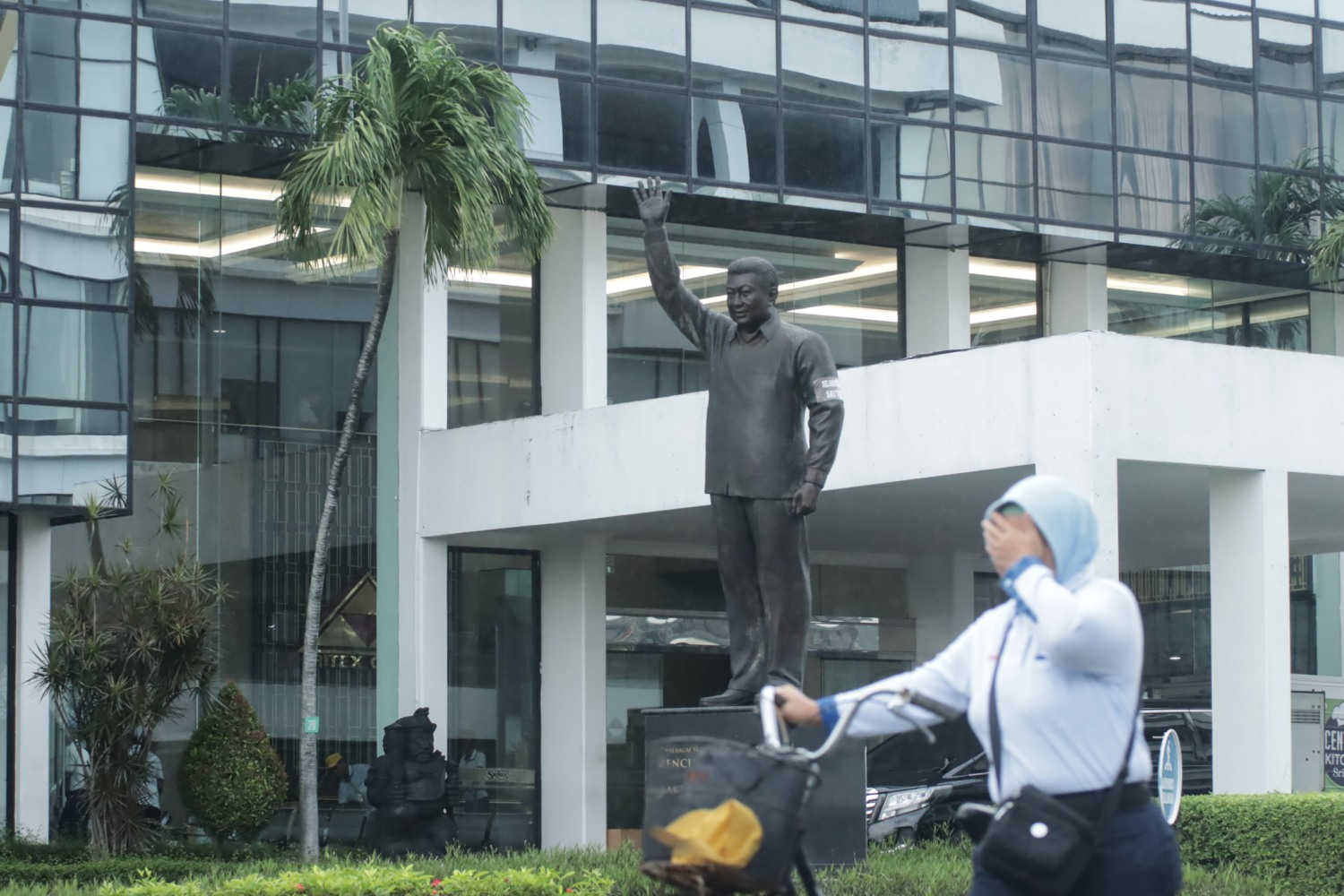 Patung H.M. Lukminto pendiri PT Sritex di halaman kantor pusat Sritex di Sukoharjo, Jumat (28/2/2025).
