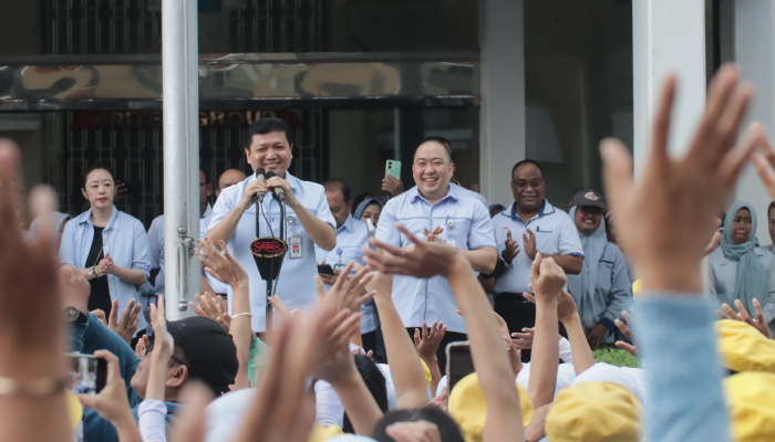 Iwan Kurniawan Lukminto (kanan) bersama sang kakak Iwan Setiwan Lukminto (kiri memegang mic) saat sampaikan pidato perpisahan kepada ribuan buruh yang kena PHK, Jumat (28/2/2025).