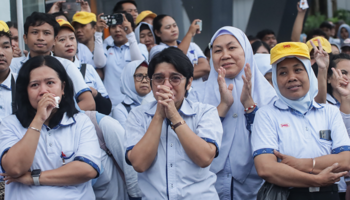 Karyawan PT Sritex menangis saat hari terakhir masuk kerja, sebelum pabrik menutup operasional, Jumat (28/2/2025).