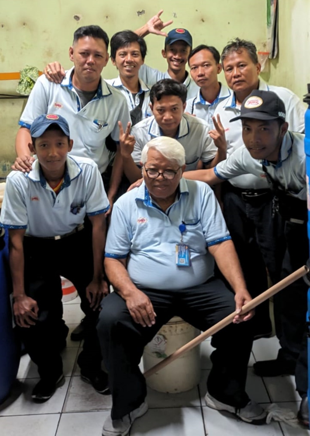PERPISAHAN: Yulius Sukiman (depan) bersama eks karyawan Sritex.