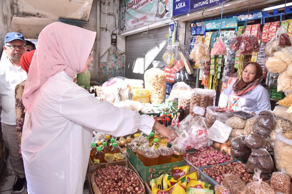 Bupati Sukoharjo Etik Suryani pantau harga dan stok bahan pangan di pasar tradisional belum lama ini.