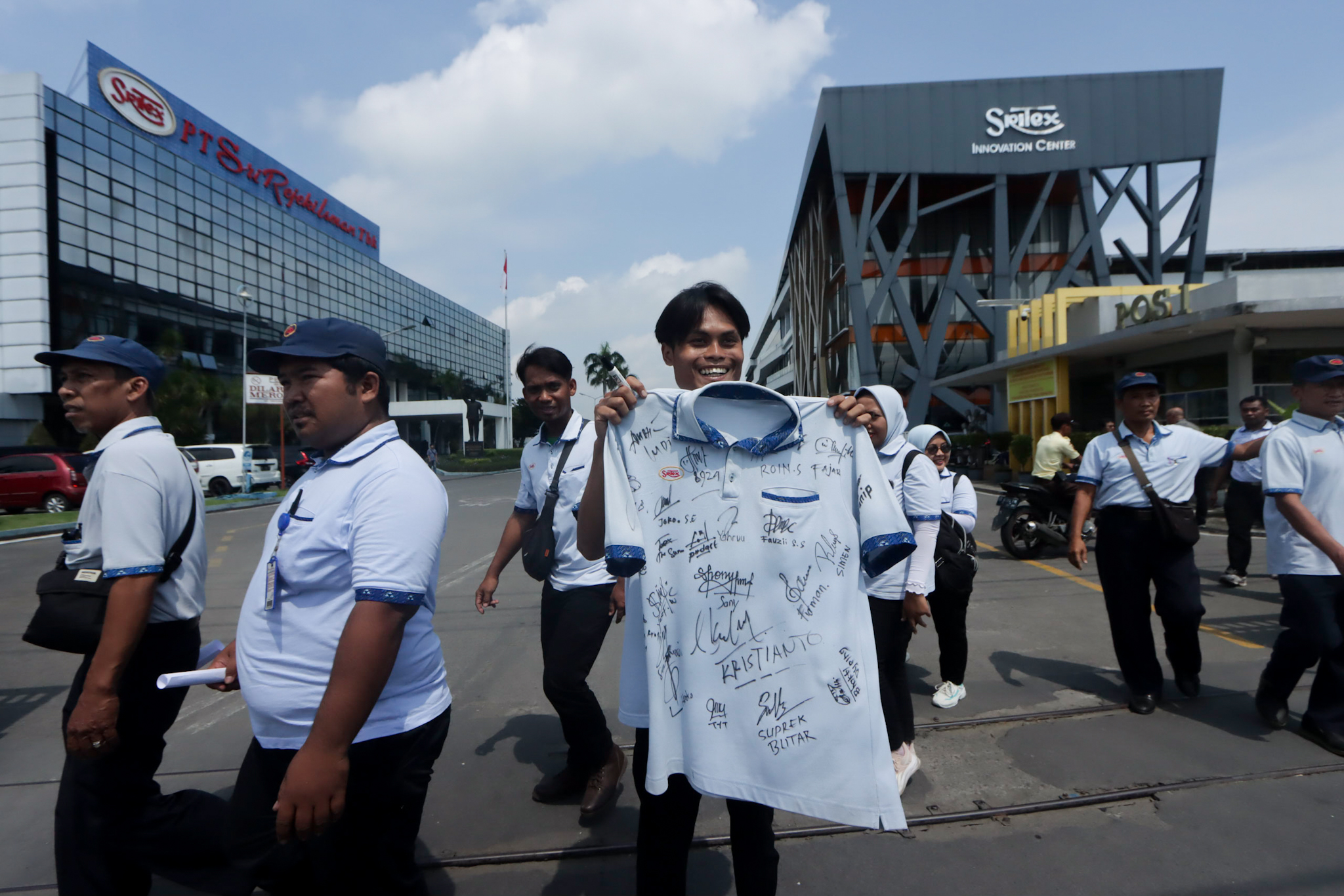 Hari terakhir karyawan Sritex Sukoharjo masuk kerja, Jumat (28/2/2025). (M Ihsan/Radar Solo)