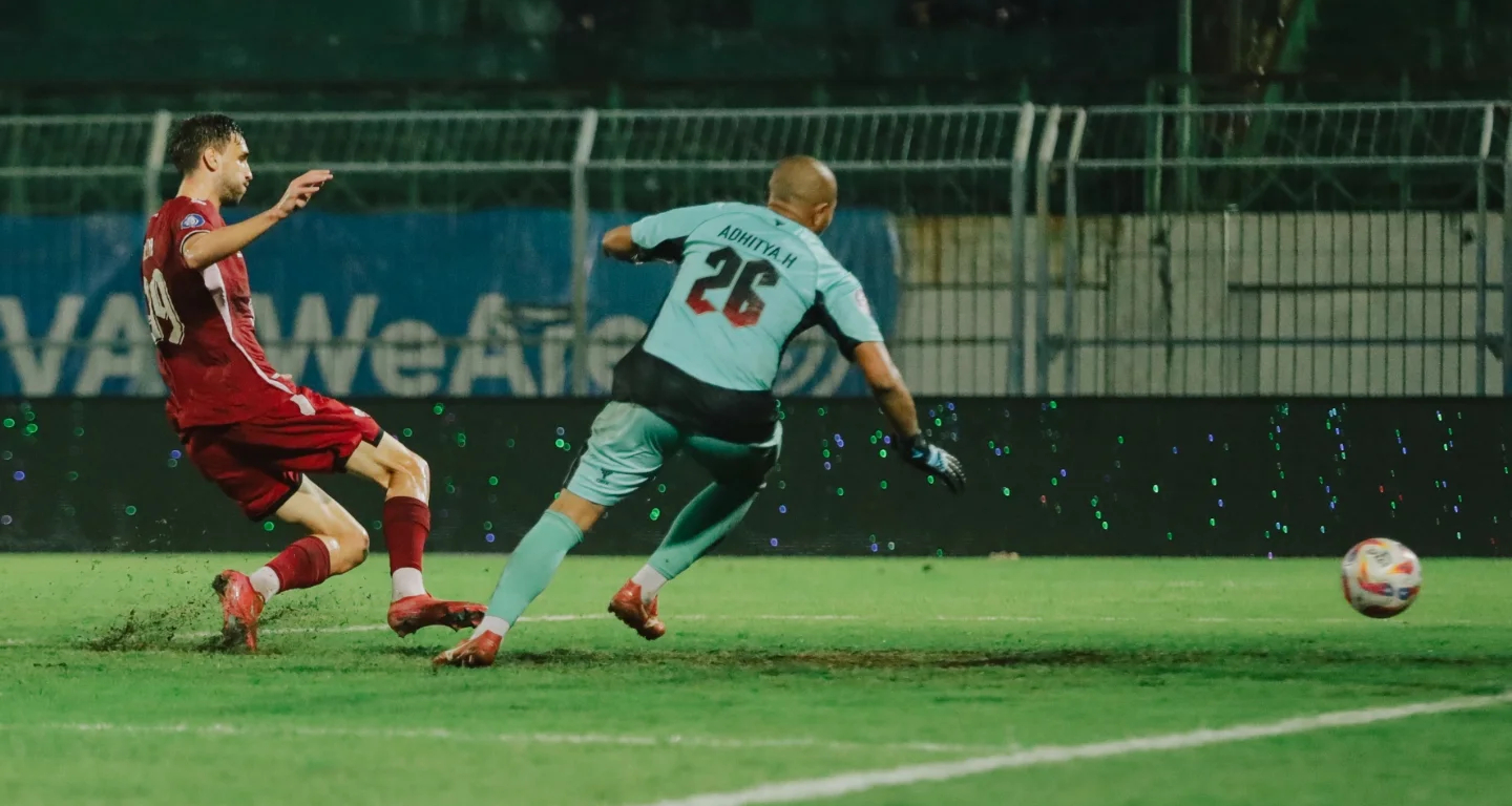 Nermin Haljeta mencetak gol untuk PSM Makassar ke gawang Madura United di Stadion Gelora Bangkalan, Bangkalan, 2 Maret 2025