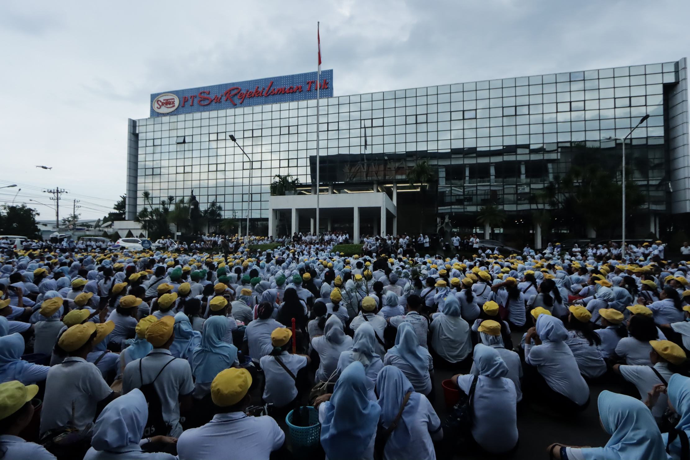 Buruh Sritex berkumpul di hari terakhir kerja, Jumat (28/2/2025). Mereka terdampak PHK massal.
