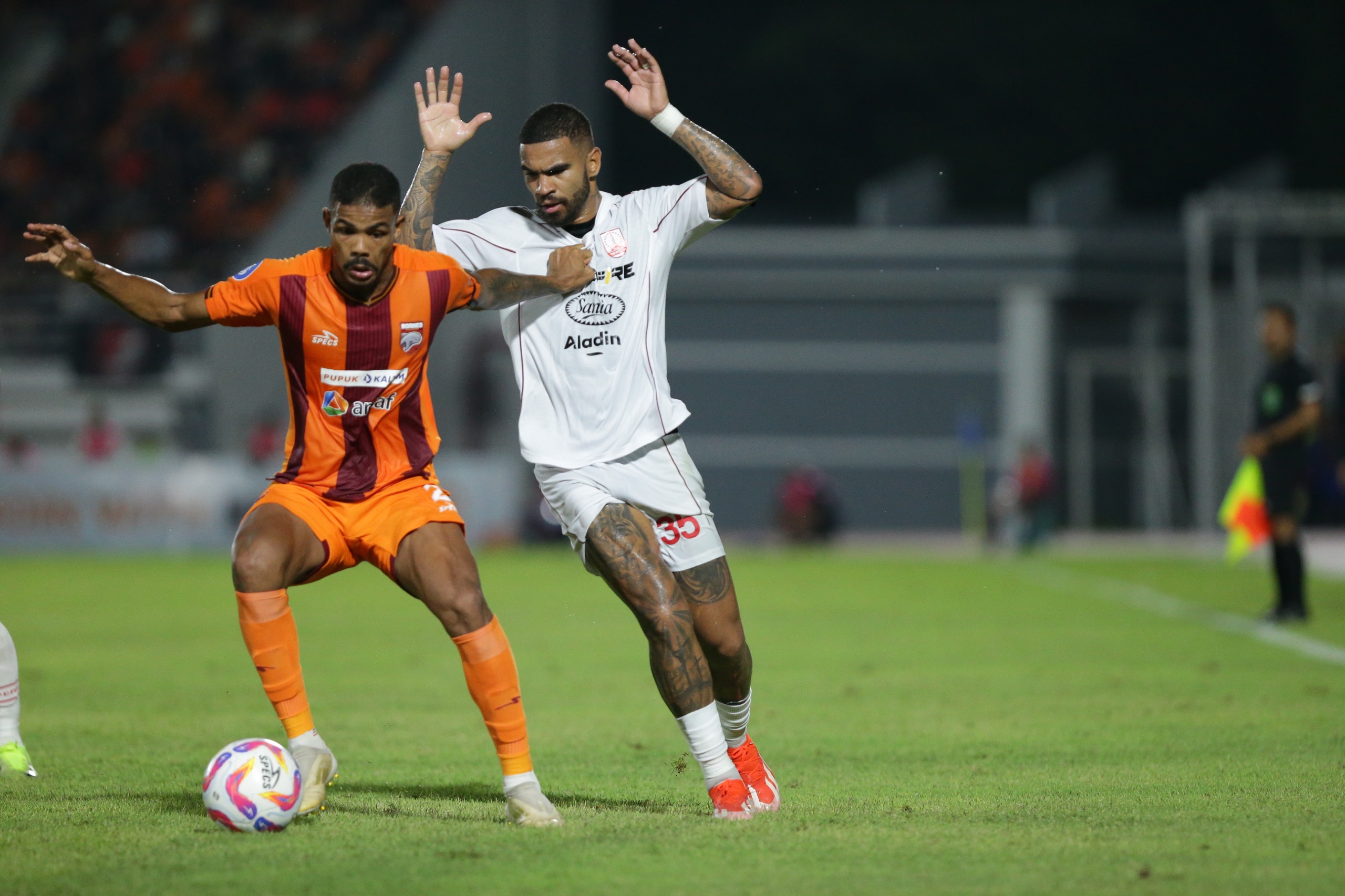 Striker Persis Solo Jhon Clay saat bertanding melawan Borneo FC di Stadion Segiri (2/3/2025).