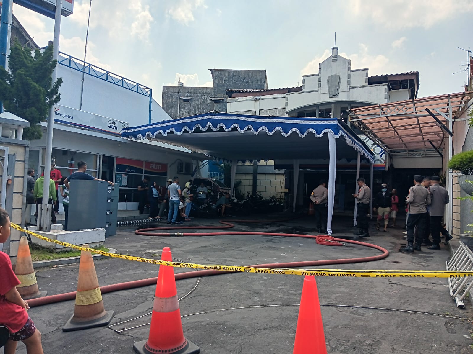 Garis polisi membentang di akses masuk Bank Jateng Cabang Klaten pasca kebakaran, Minggu (2/3/2025).