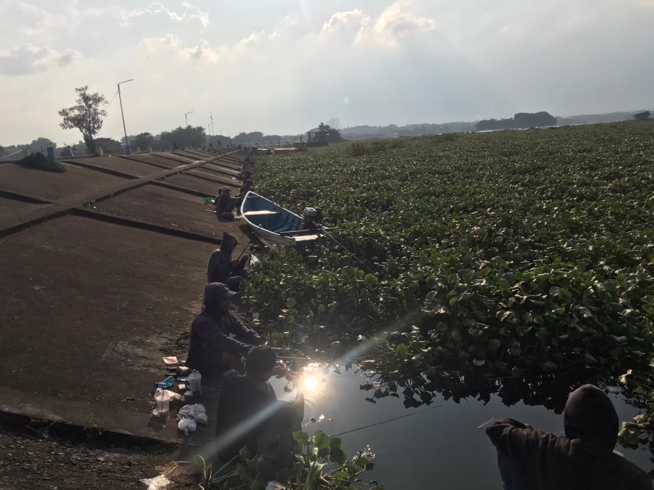 Pemancing dominasi pengunjung di Waduk Cengklik Boyolali pada awal Ramadhan.