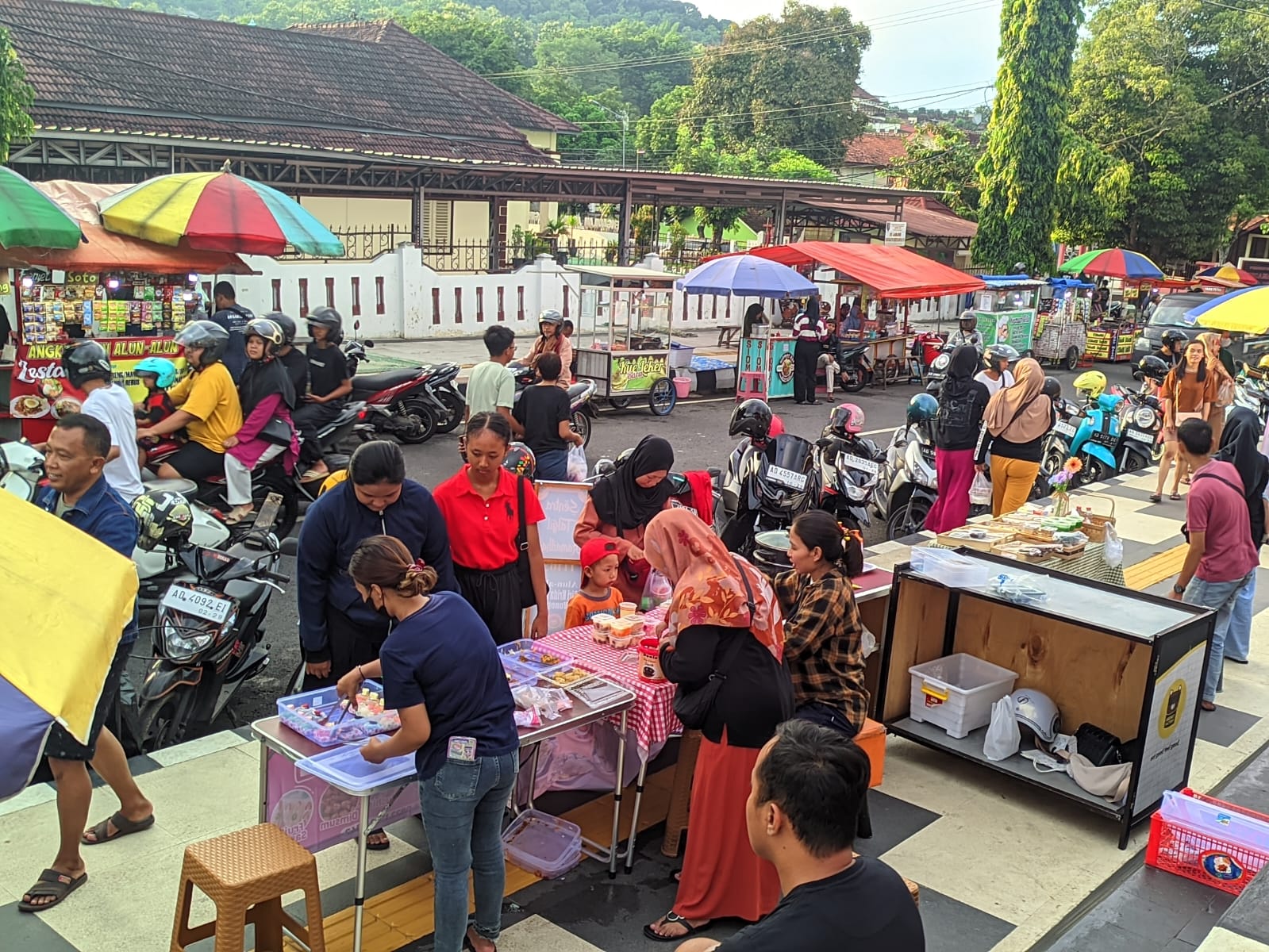 Masyarakat menyerbu pedagang takjil di Alun-alun Wonogiri, Minggu (2/3/2025).