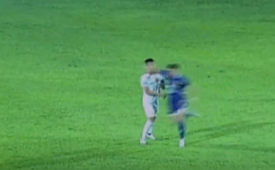 Tangkapan layar penyikutan yang dilakukan striker Persik Kediri Fergonzi ke kapten Persis Solo Sutanto Tan.