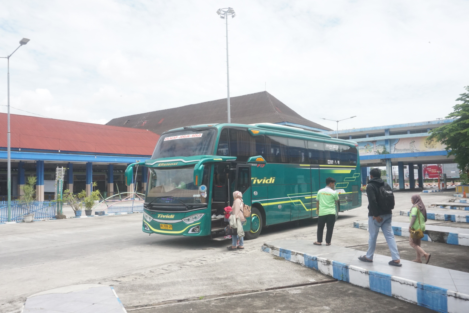 Penurunan penumpang di Terminal Ir. Soekarno Klaten. (Angga Purenda/Radar Solo)
