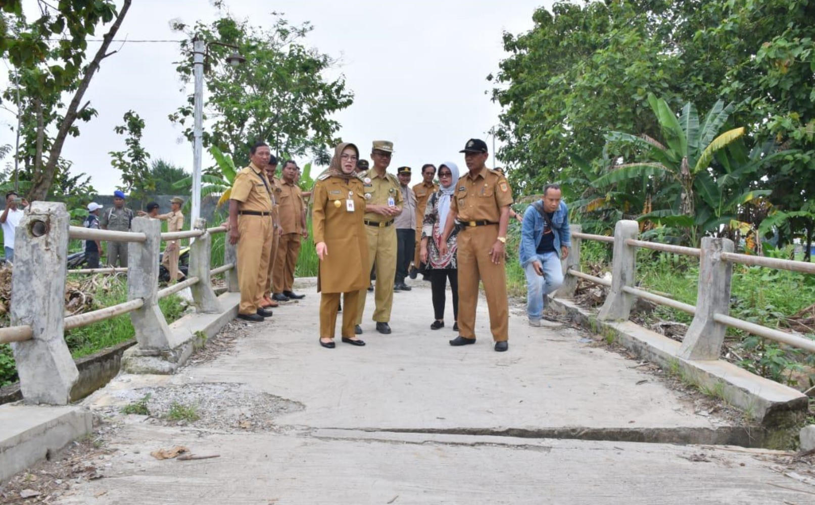 Bupati Sukoharjo Etik Suryani, meninjau langsung sejumlah lokasi terdampak banjir yang terjadi pada Senin (24/2/2025) lalu.