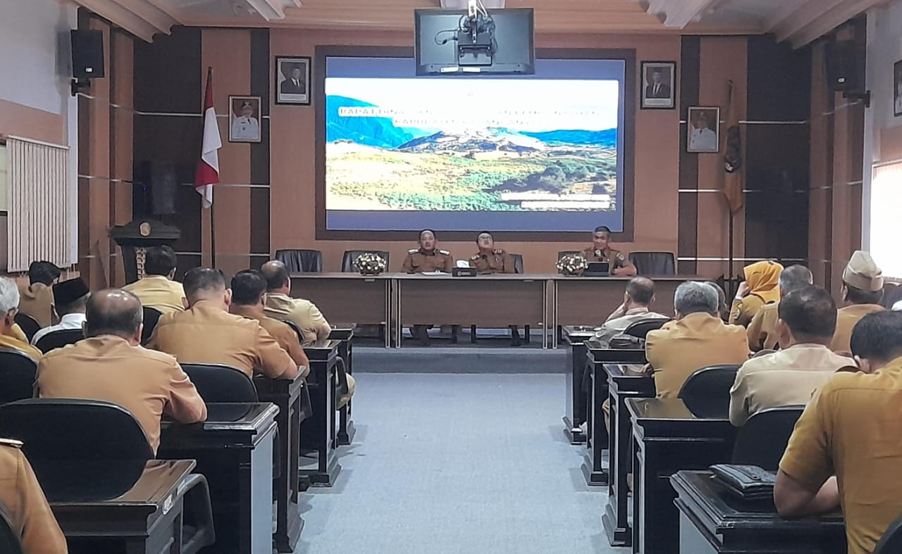 Bupati Rober Christanto saat memimpin rapat dinas lengkap di Ruang Podang, Kantor Sekda Karanganyar, Senin (3/3/2025).