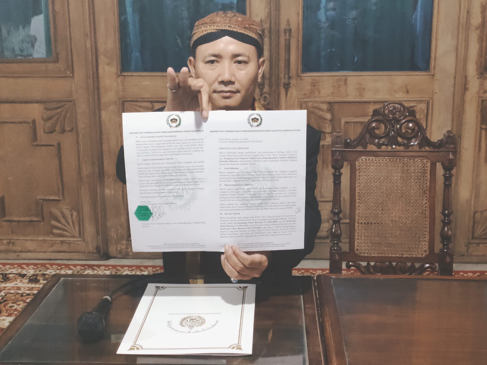 KRITIK: KPA.H Dany Nur Adiningrat selaku Pengageng Sasana Wilapa Keraton Kasunanan Surakarta Hadiningrat tunjukkan surat klarifikasi KGPAA Hamangkunegoro.