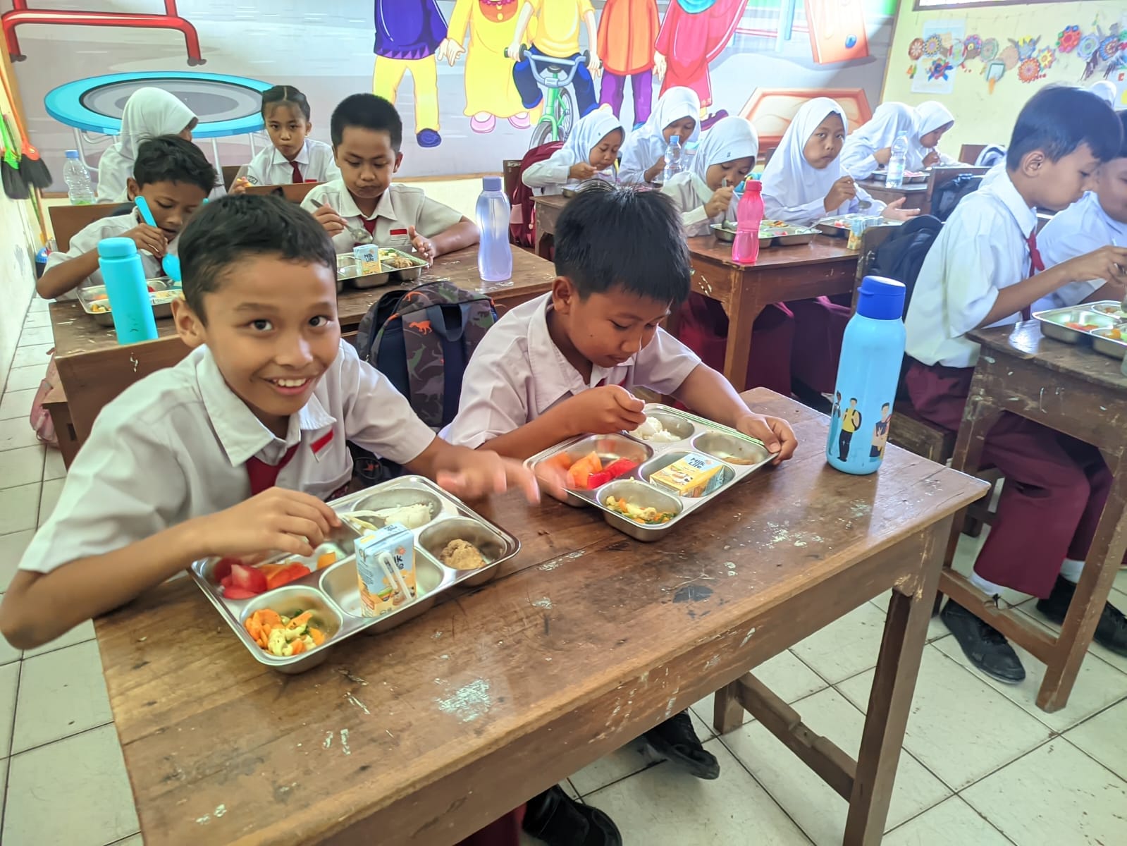Murid SD di Kecamatan Baturetno menikmati menu MBG belum lama ini.