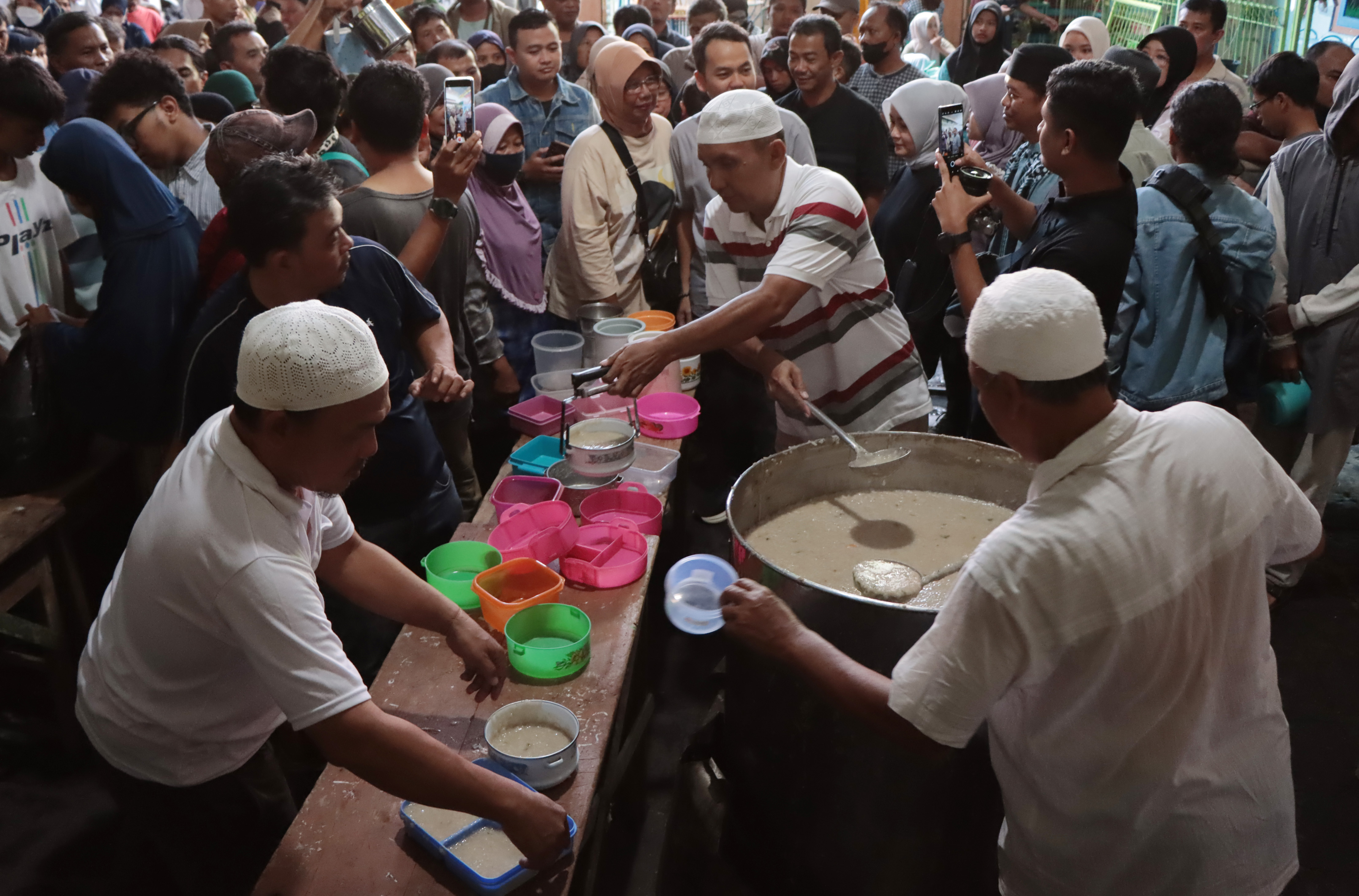 ANTRE: Masjid Darussalam Jayengan, Kecamatan Serengan, Kota Solo memberikan bubur samin untuk merbuka warga.