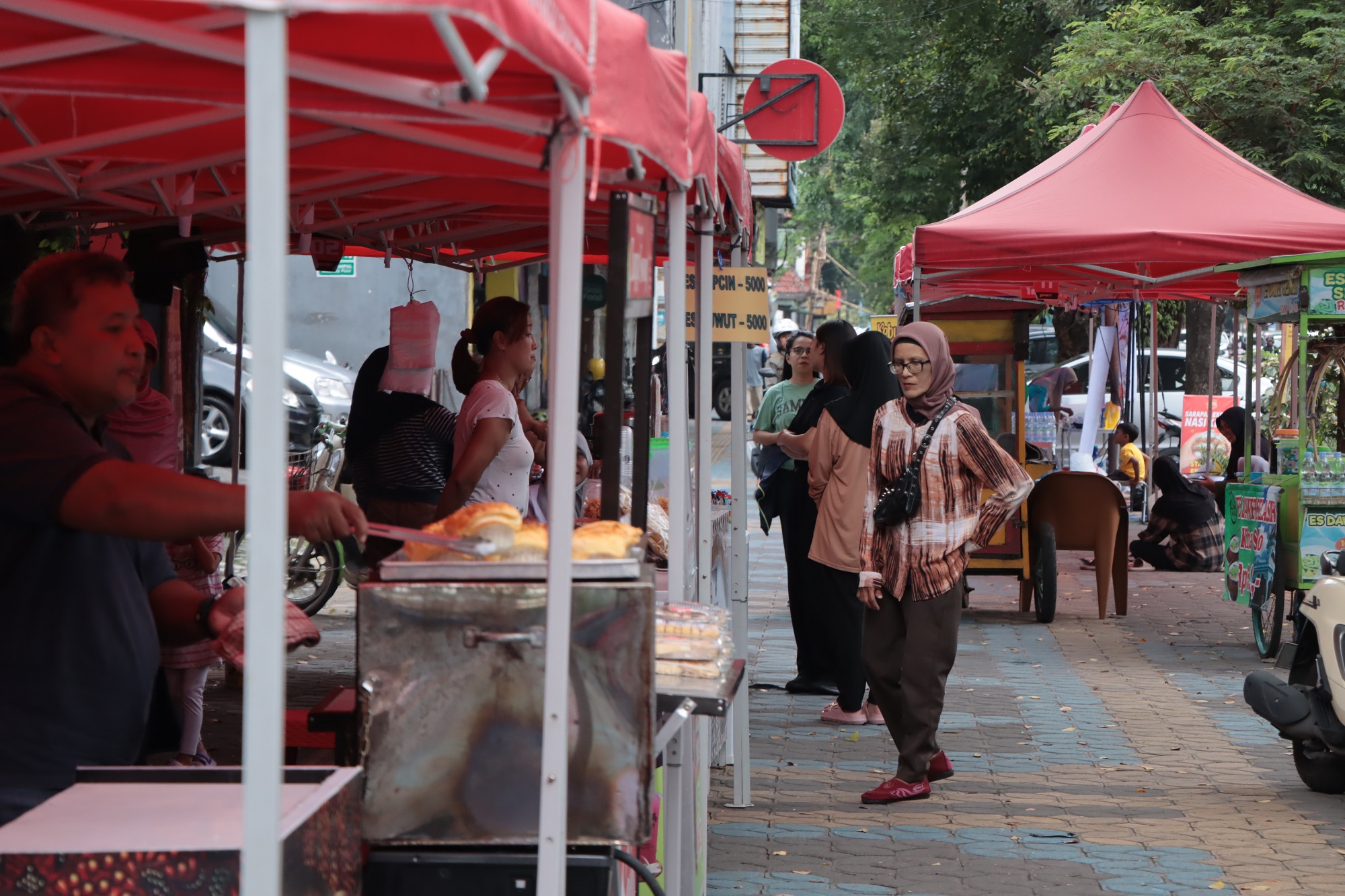 Pasar kuliner Ramadan menghiasi wilayah religi Pasar Kliwon. (M Arief Budiman/Radar Solo)