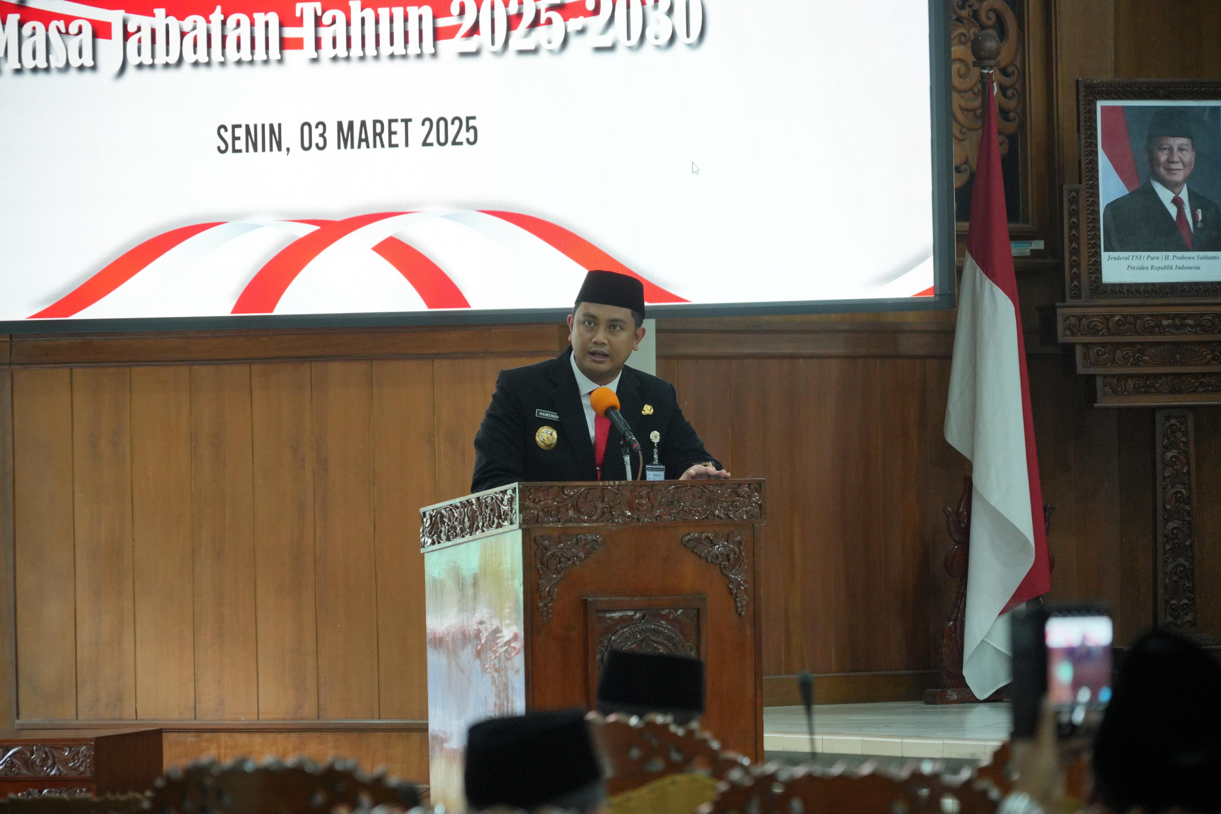Bupati Klaten Hamenang Wajar Ismoyo saat berpidato perdana di Gedung Paripurna DPRD Klaten. (Dokumentasi Diskominfo Klaten)