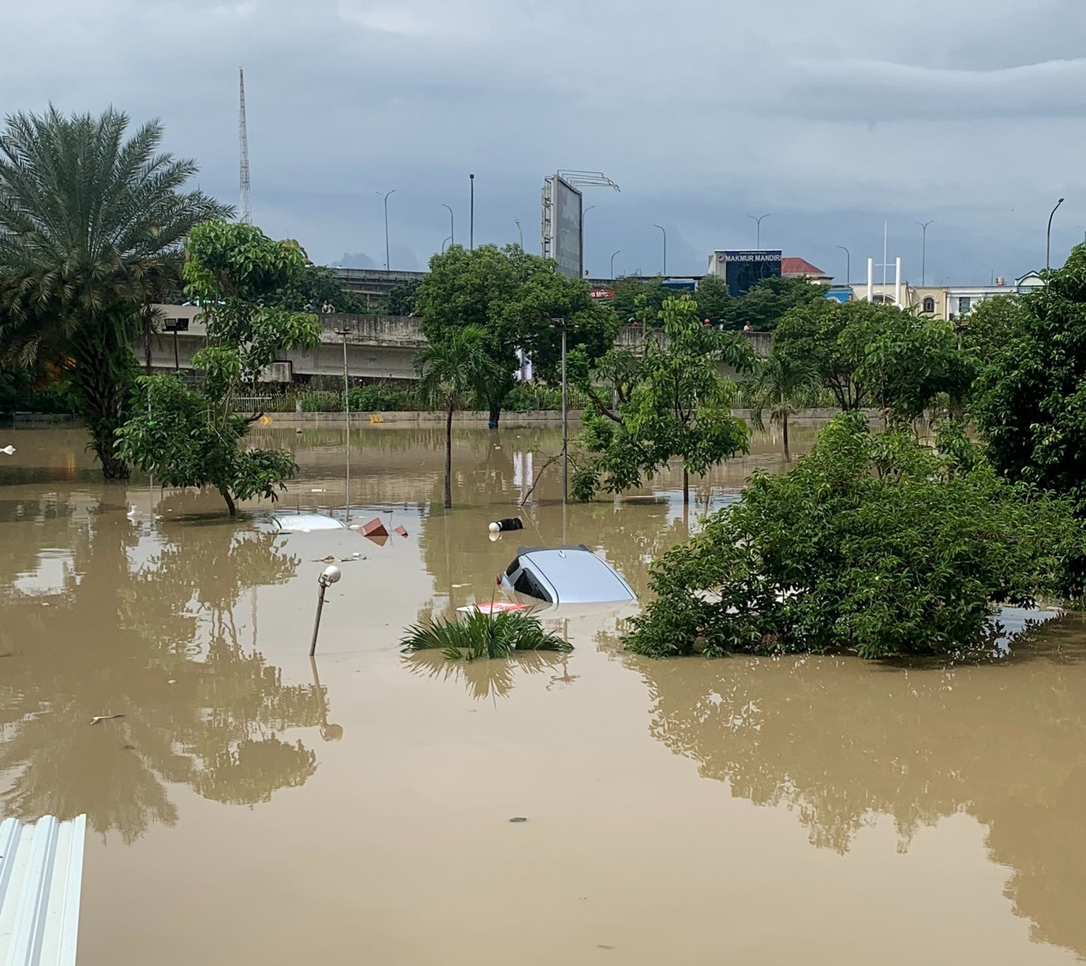 Kondisi banjir di Bekasi yang dibagikan oleh netizen di X.
