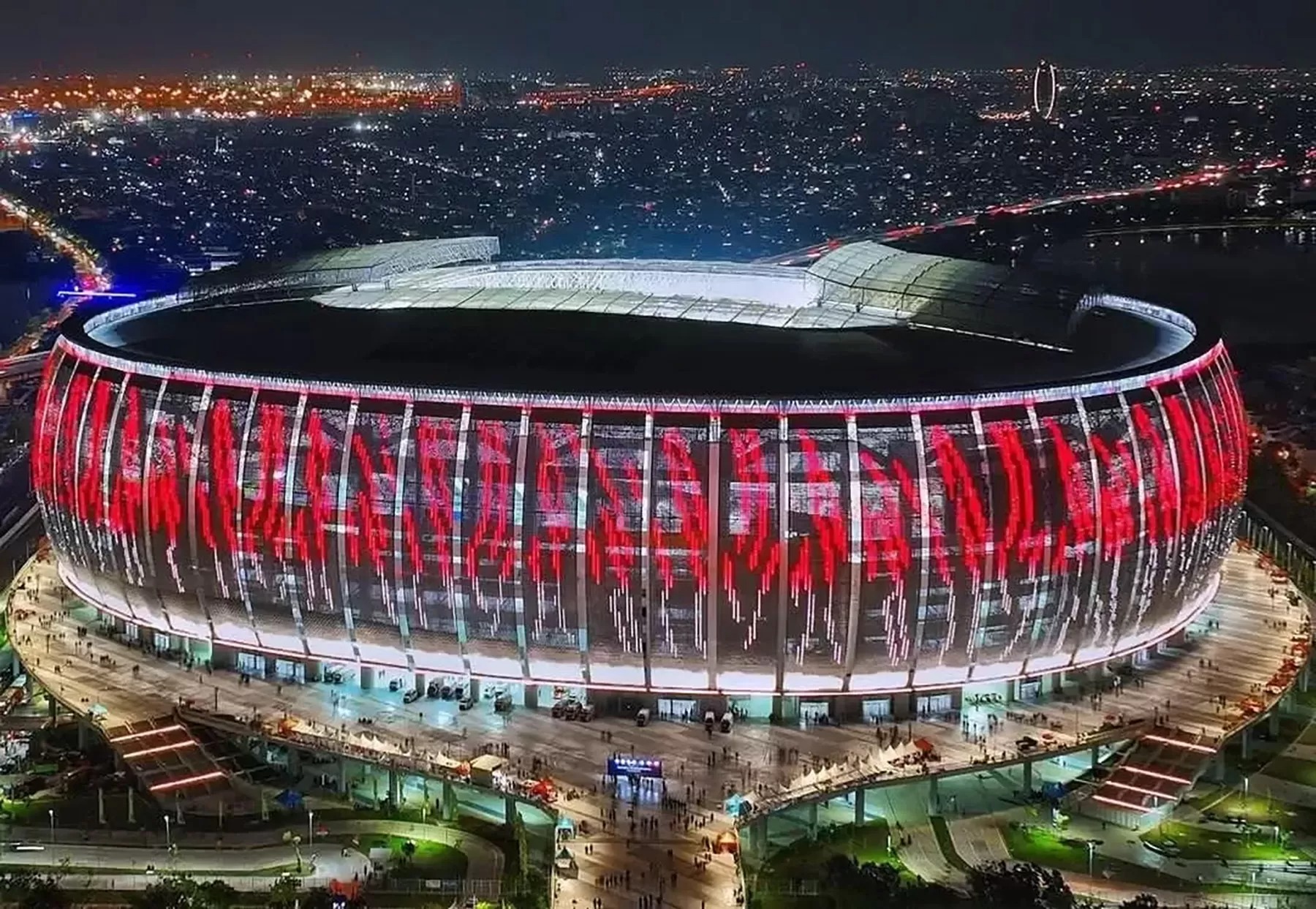 Jakarta International Stadium (JIS) pada malam hari.