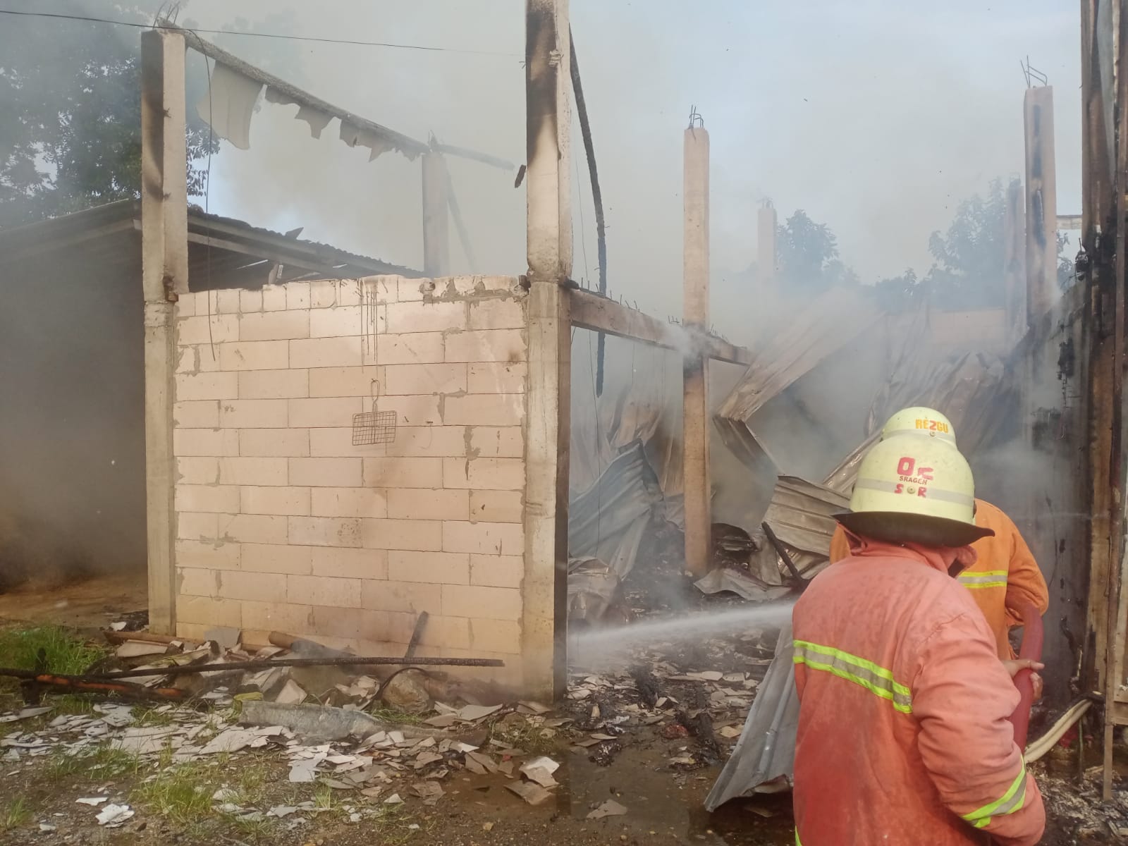 Personel Damkar Sragen lakukan pendinginan kandang ternak yang terbakar di Dukuh Bendorejo, Desa Srawung, Kecamatan Gesi, Sragen, Selasa (4/3) dini hari.