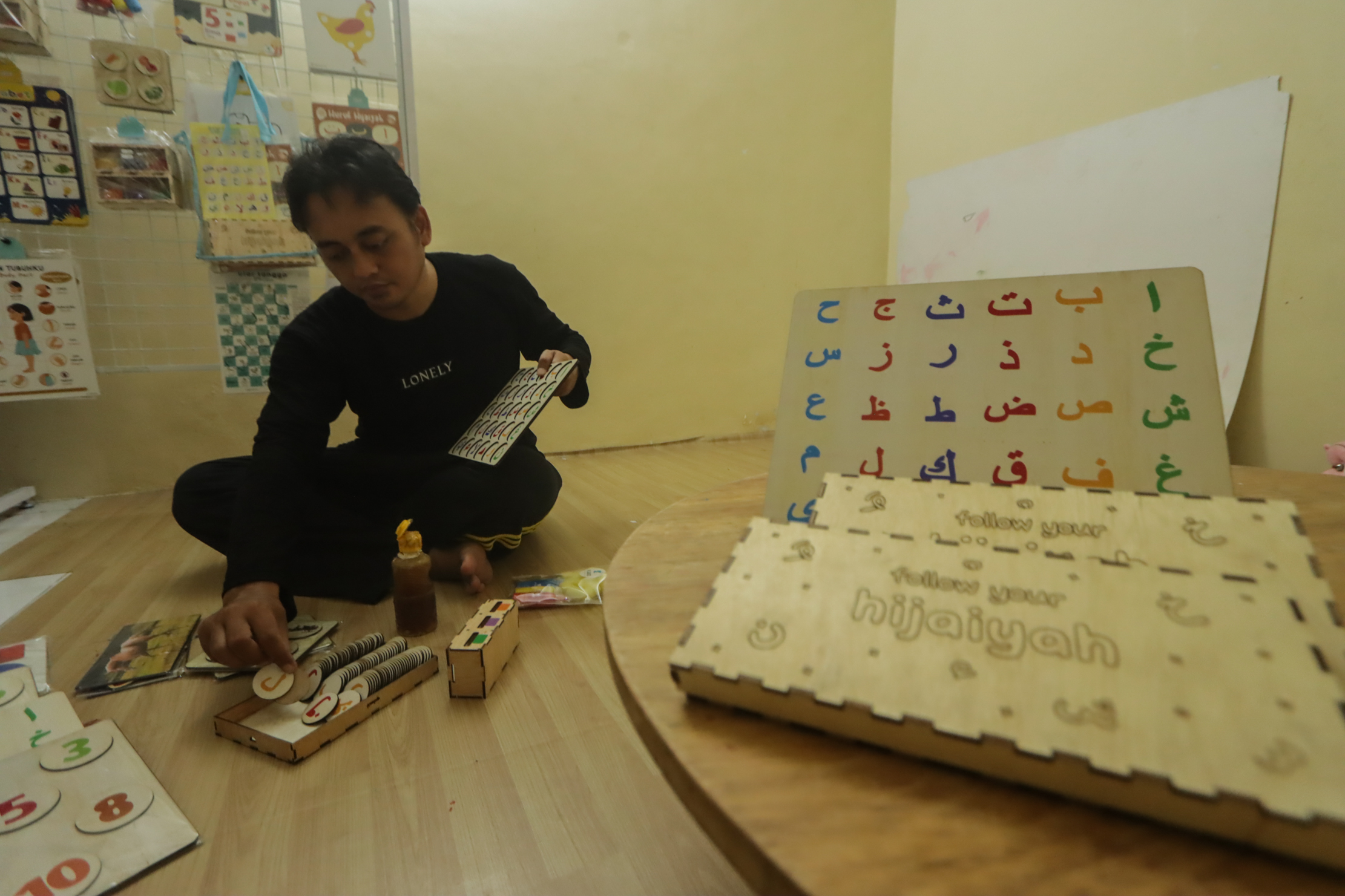 Kolaborasi solid Sandi dan Anis dalam membuat mainan edukasi menjadi inspirasi. (M Ihsan/Radar Solo)