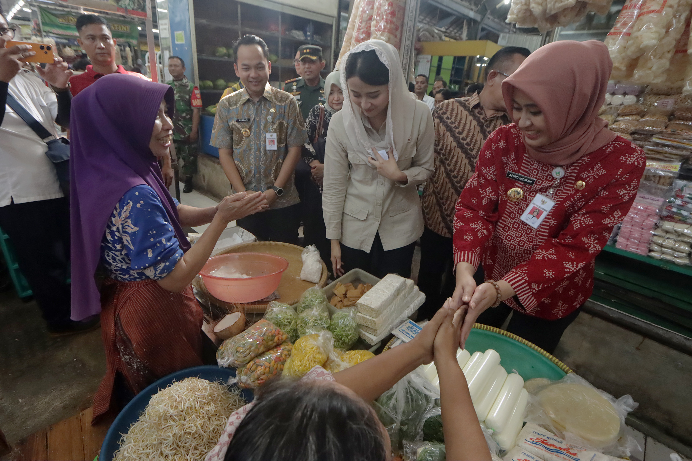 Dari kanan, Wakil Walikota Solo Astrid Widayani, Wamendag Dyah Roro Esti, dan Walikota Solo Respati Ardi di Pasar Gede, Selasa (4/3/2025).