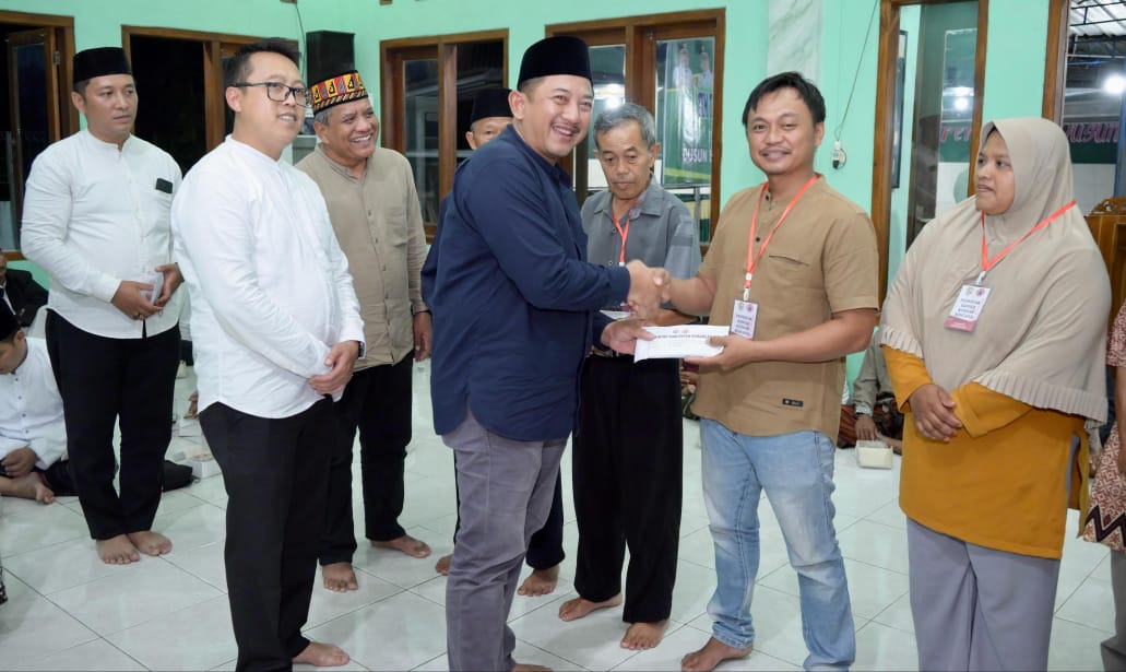Bupati Karanganyar Rober Christanto menyerahkan bantuan saat mengikuti kegiatan Tarling di Desa Jatiroyo, Jatipuro, Karanganyar, kemarin.