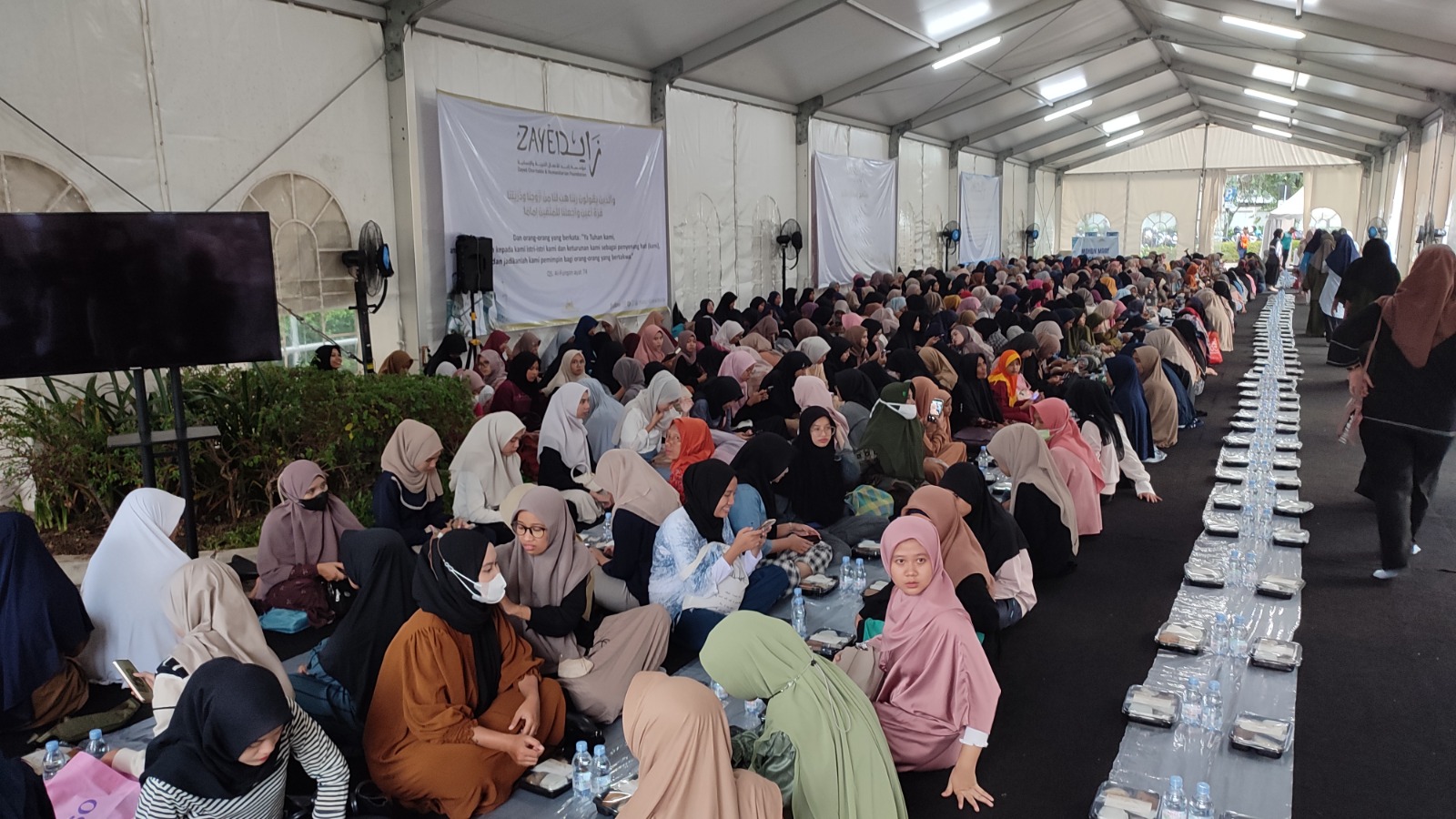 Tenda Iftar Putri di Masjid Raya Sheikh Zayed Solo, Minggu (2/3/2025)