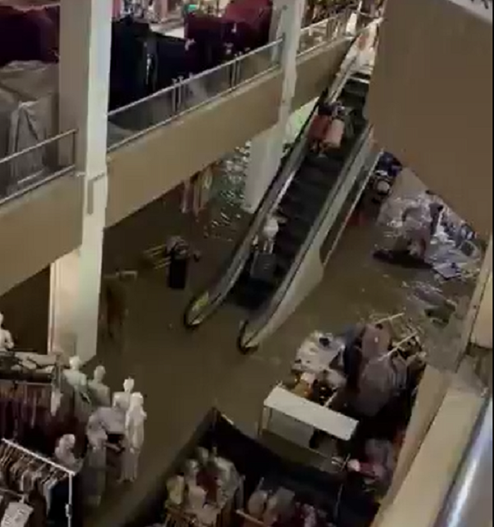 Mega Bekasi Hypermall ikut terendam banjir. Para pekerja berusaha pindahkan barang.