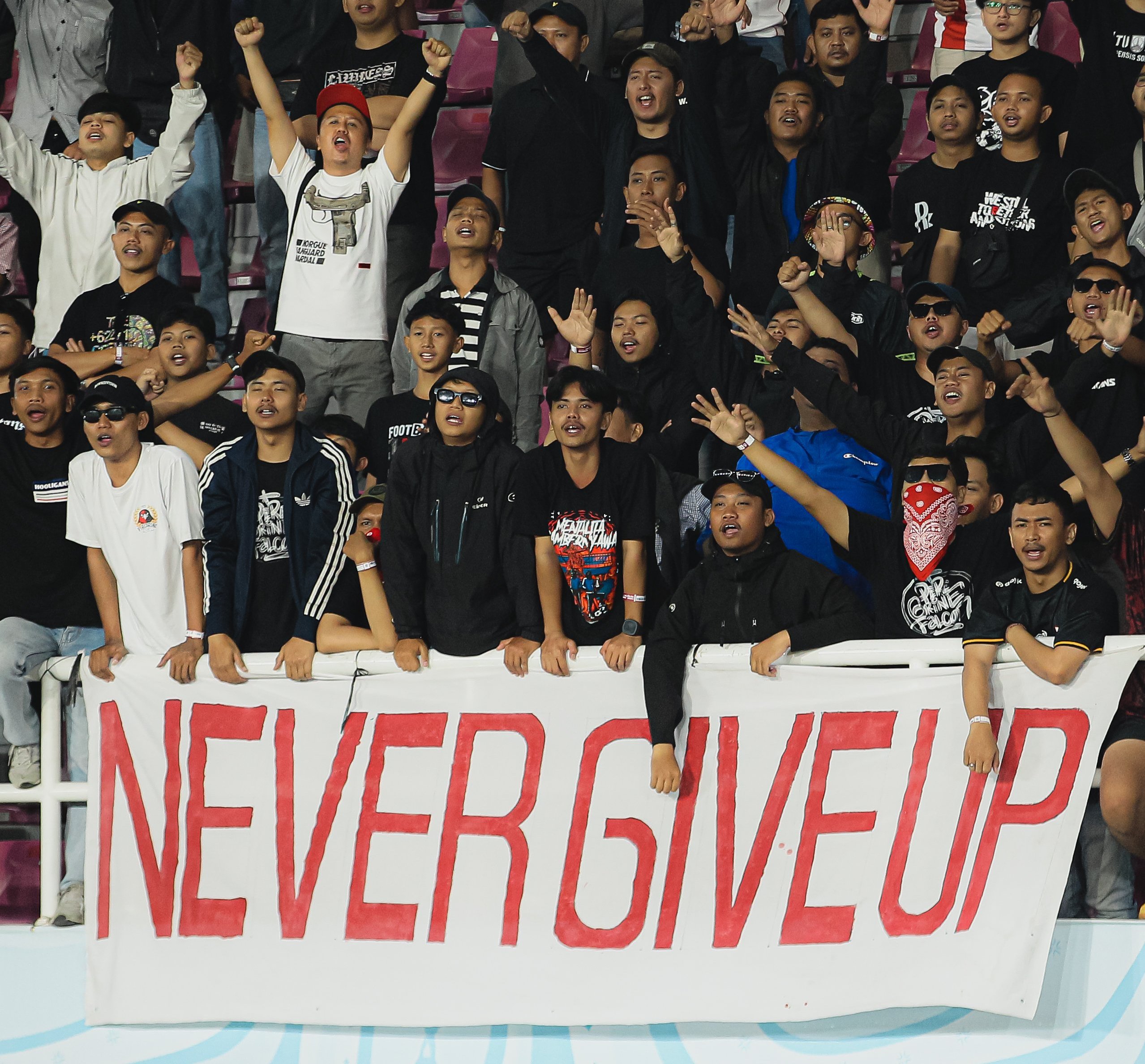 KHUSYUK: Suporter Persis Solo mendukung tim kebanggaannya di Stadion Manahan, dalam laga lanjutan Liga 1.