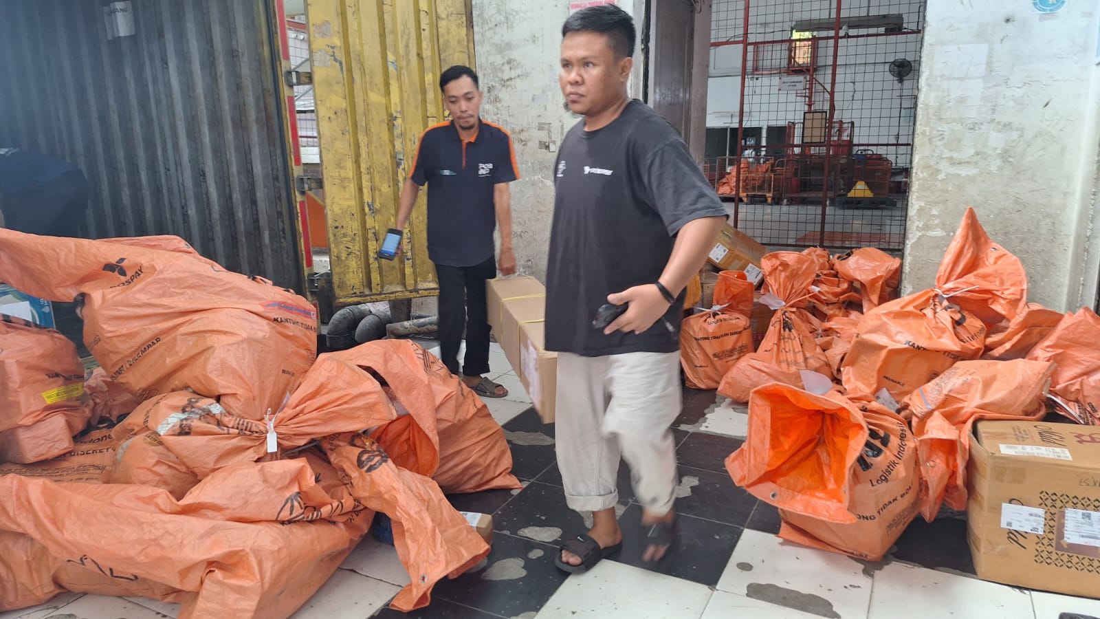 Petugas Kantor Pos Solo tengah menyiapkan paket yang akan dikirim ke tujuan.