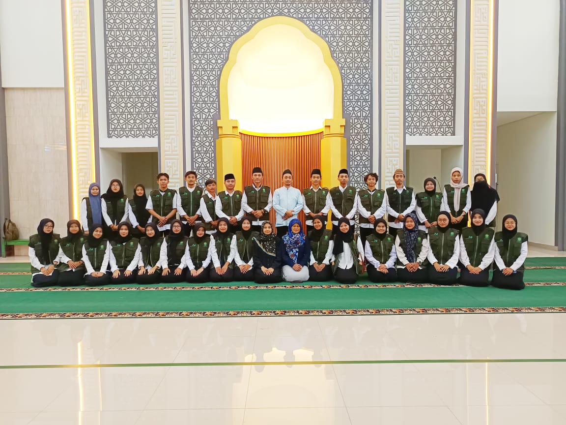 BERBAKTI: Mahasiswa UIN raden Mas Said Surakarta yang jadi peserta KKN-MT Selingkar Kampus berbasis Masjid Edisi Bulan Ramadan.