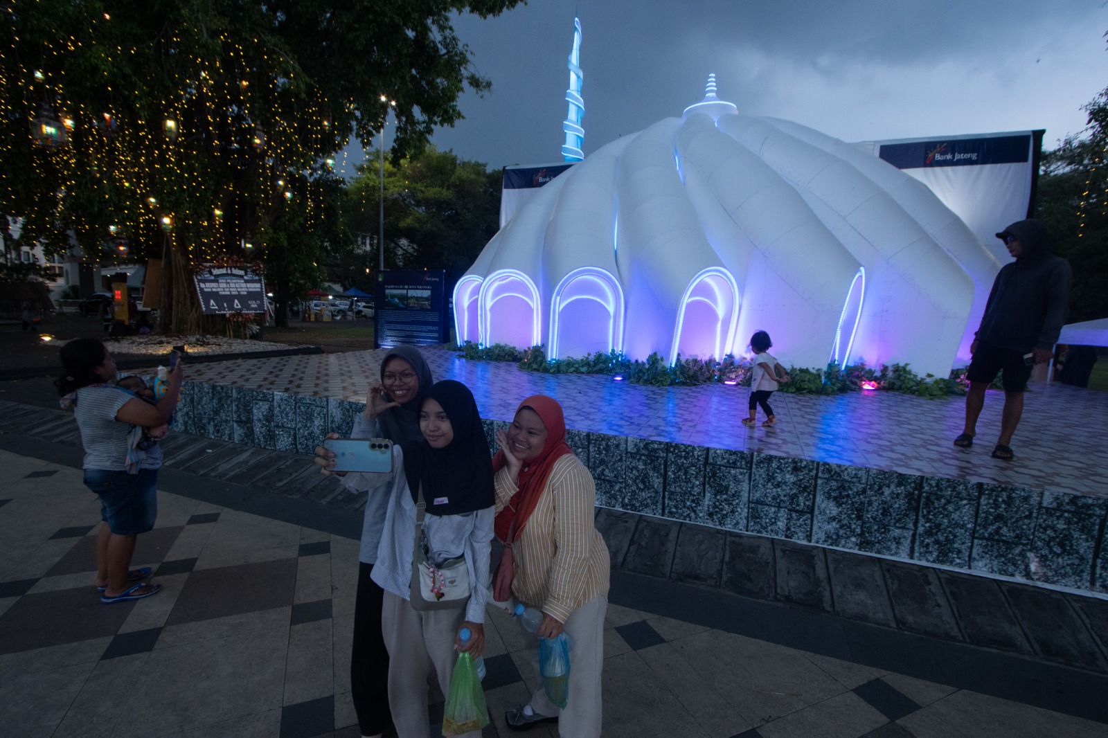 Muda mudi hingga keluarga berfoto dia di lampion di Depan Balai Kota  zsolo berbenyuk masjid IKN