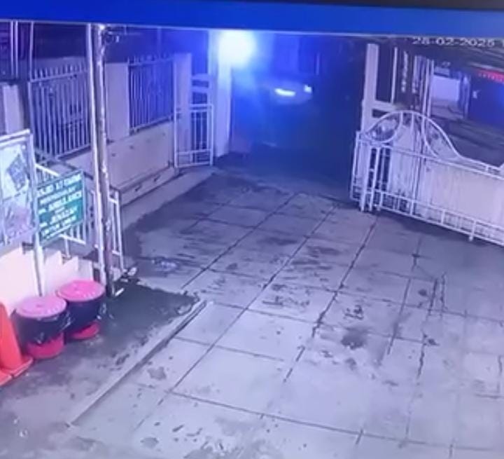 Tangkapan layar rekaman CCTV yang memperlihatkan bodi depan mobil Honda CRV warna putih yang menabrak Mbah Sinem di depan Masjid At Taqwa Tawangmangu, Karanganyar, Selasa (4/3).
