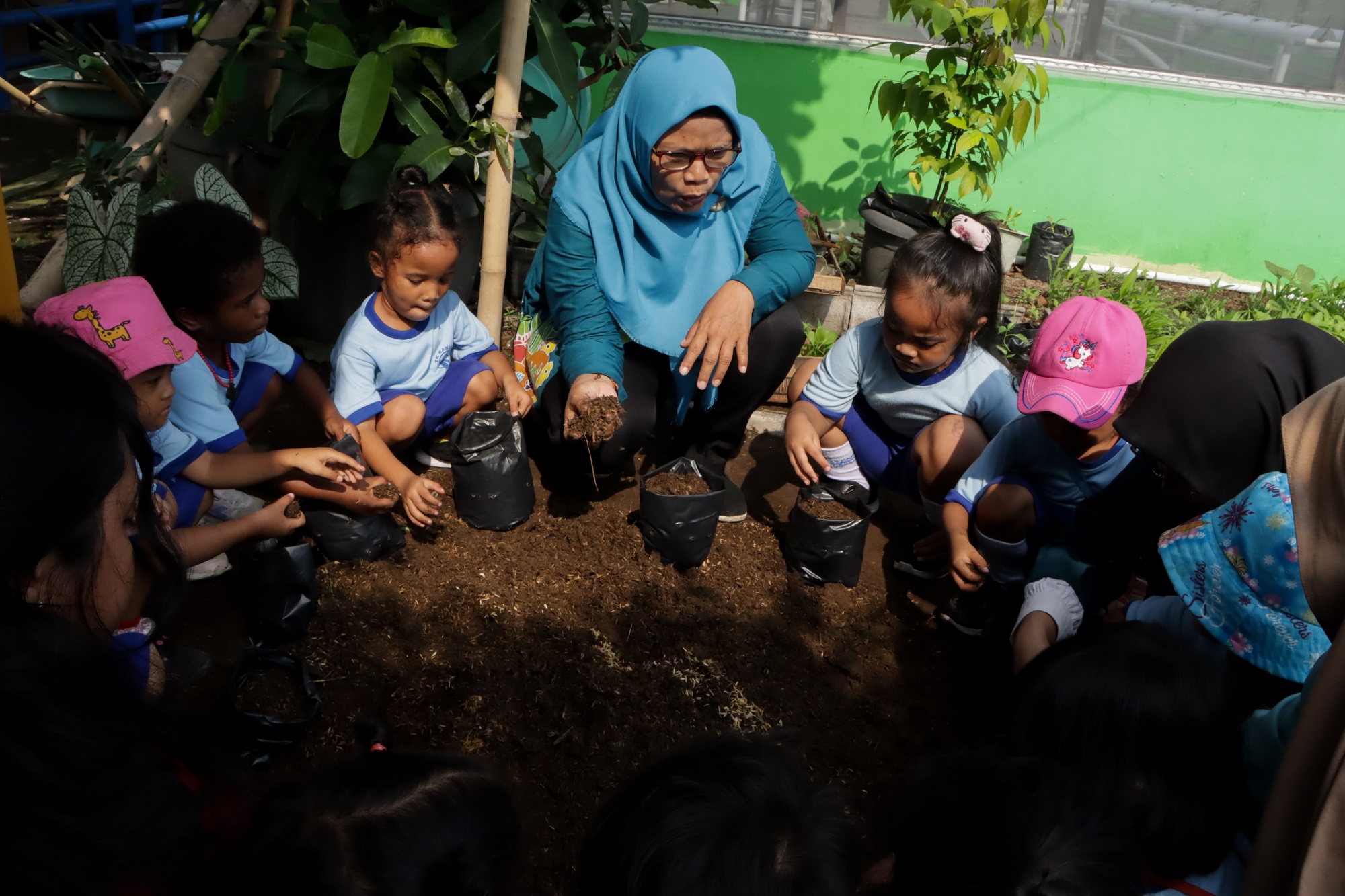 Ilustrasi guru bersama siswa PAUD di Solo belajar menanam pohon. (DOK. RADAR SOLO)