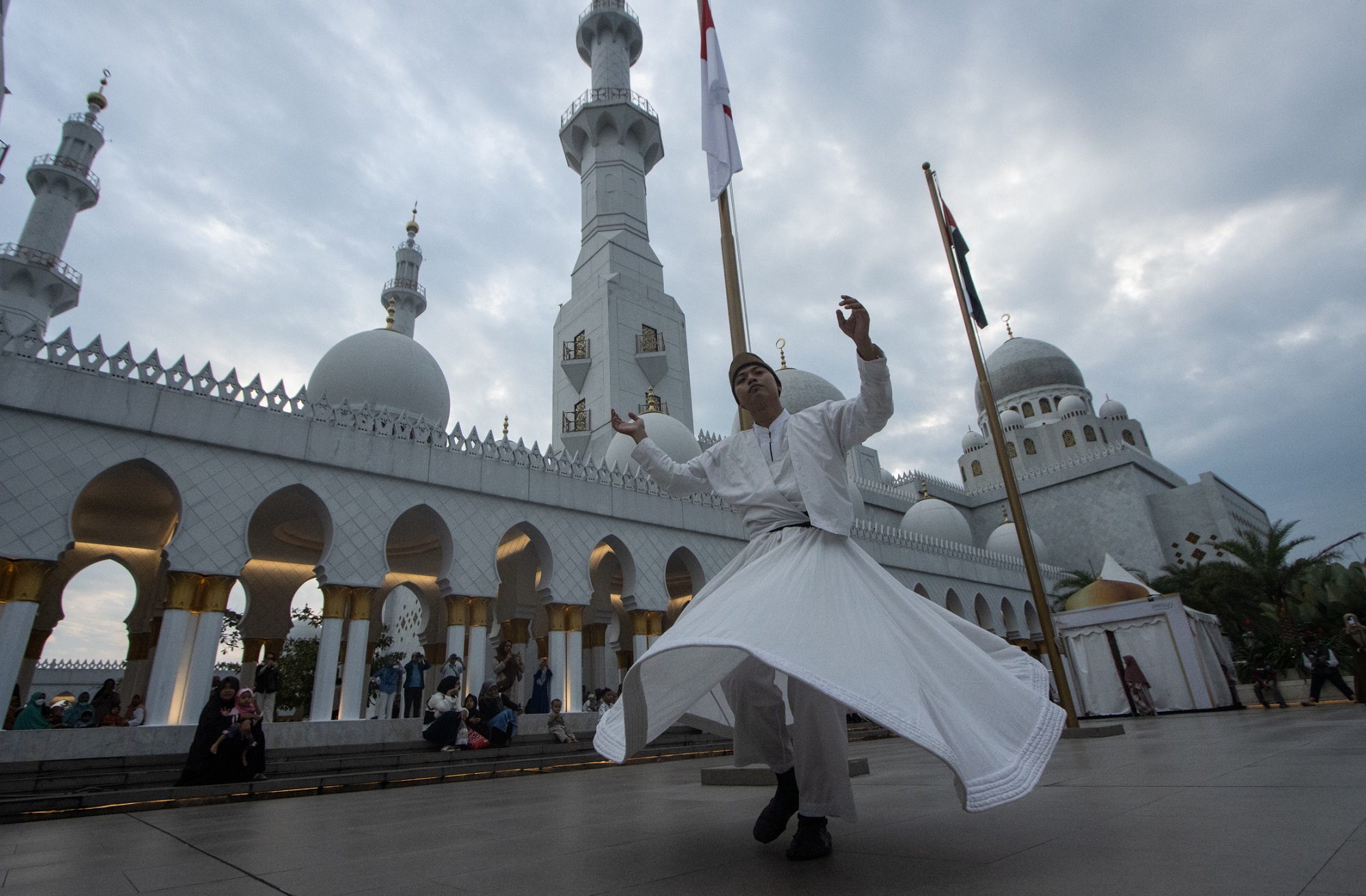 Ngabuburit di Masjid Raya Sheikh Zayed sambil menikmati tari sufi. (M Ihsan/Radar Solo)