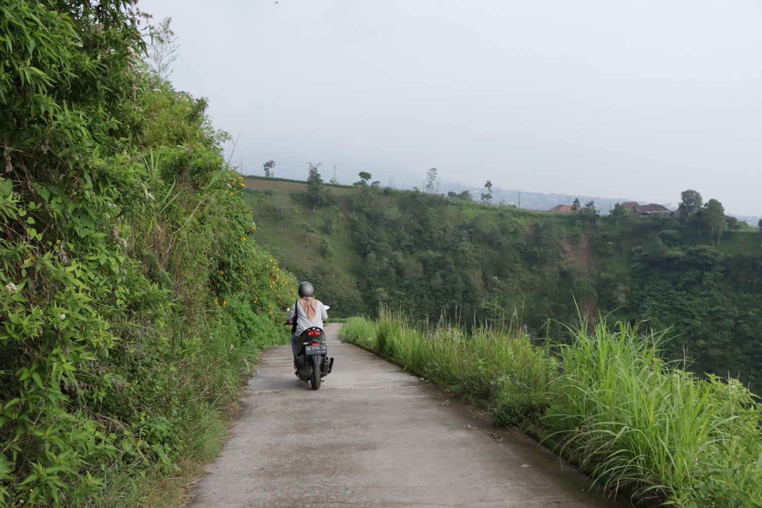 MANJAKAN MATA: Jalur menuju Ngarai Taring disuguhi panorama alam yang memikat.
