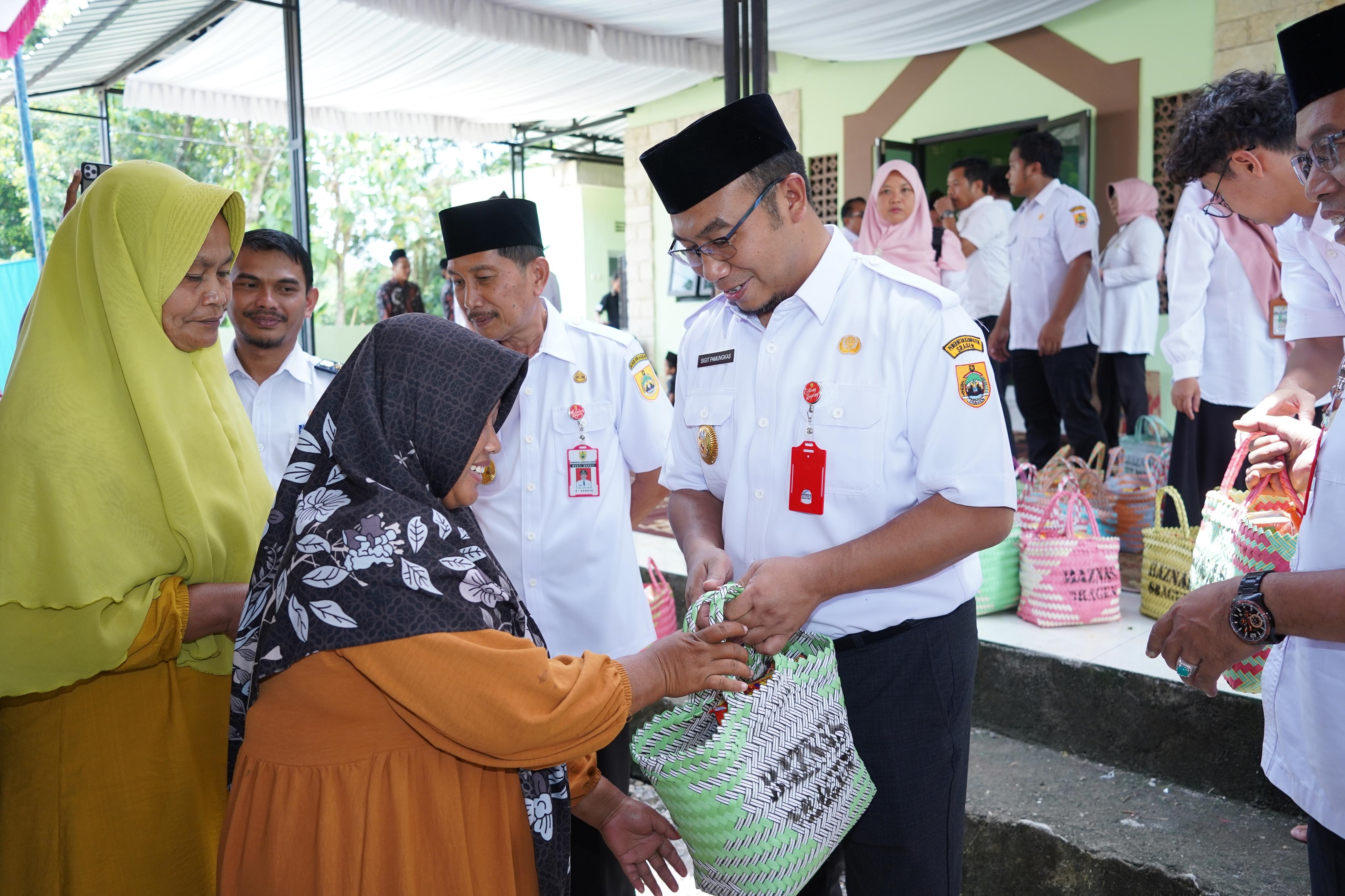 Bupati Sragen Sigit Pamungkas (kanan) bersama Wakil Bupati Sragen Suroto serahkan bantuan ke warga Desa Poleng, Kecamatan Gesi, Rabu (5/3/2025). (Ahmad Khairudin/Radar Solo)