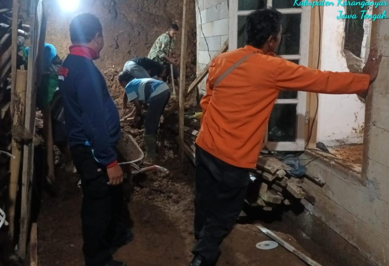 Rumah warga di Tawangmangu mengalami kerusakan setelah tertimpa material longsor. Relawan dan warga setempat langsung melakukan pembersihan material.