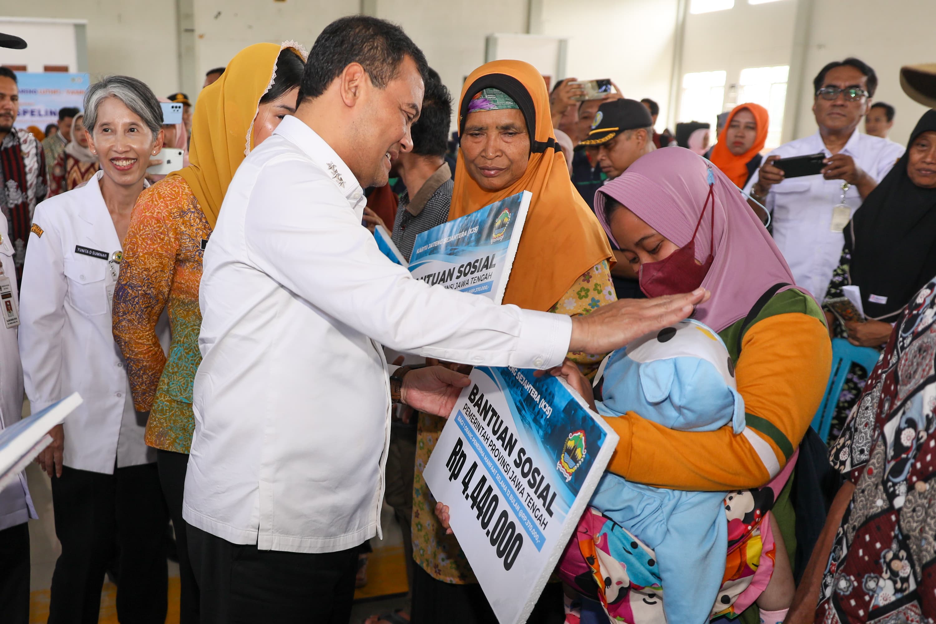 Gubernur Jateng Ahmad Luthfi beri bantuan di sela kunjungan kerja di Desa Kandangmas dan Desa Lau, Kecamatan Dawe, Kabupaten Kudus, Rabu (5/3/2025).