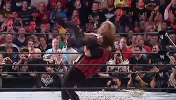 Seorang Pegulat WWE yang akan membanting lawan ke atas paku payung