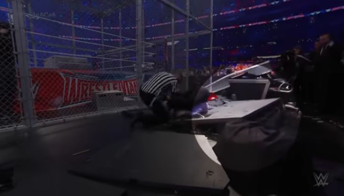 Meja yang hancur setelah ditimpa pegulat WWE