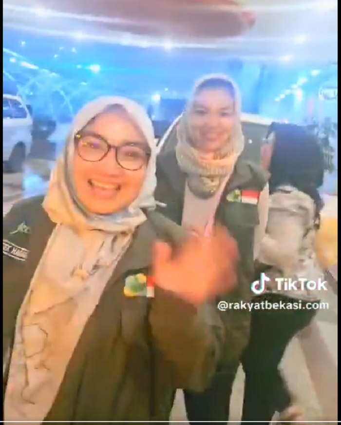 Tangkapan layar video saat istri walikota Bekasi berada di halaman hotel untuk menginap karena rumahnya kebanjiran.
