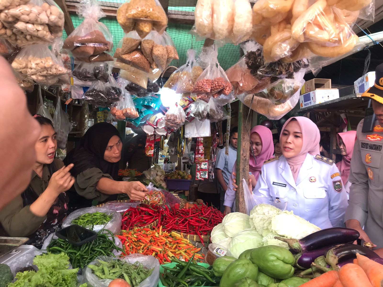 Wabup Boyolali Dwi Fajar Nirwana pantau harga dan stok bahan pangan di pasar tradisional, Rabu (5/3/2025).