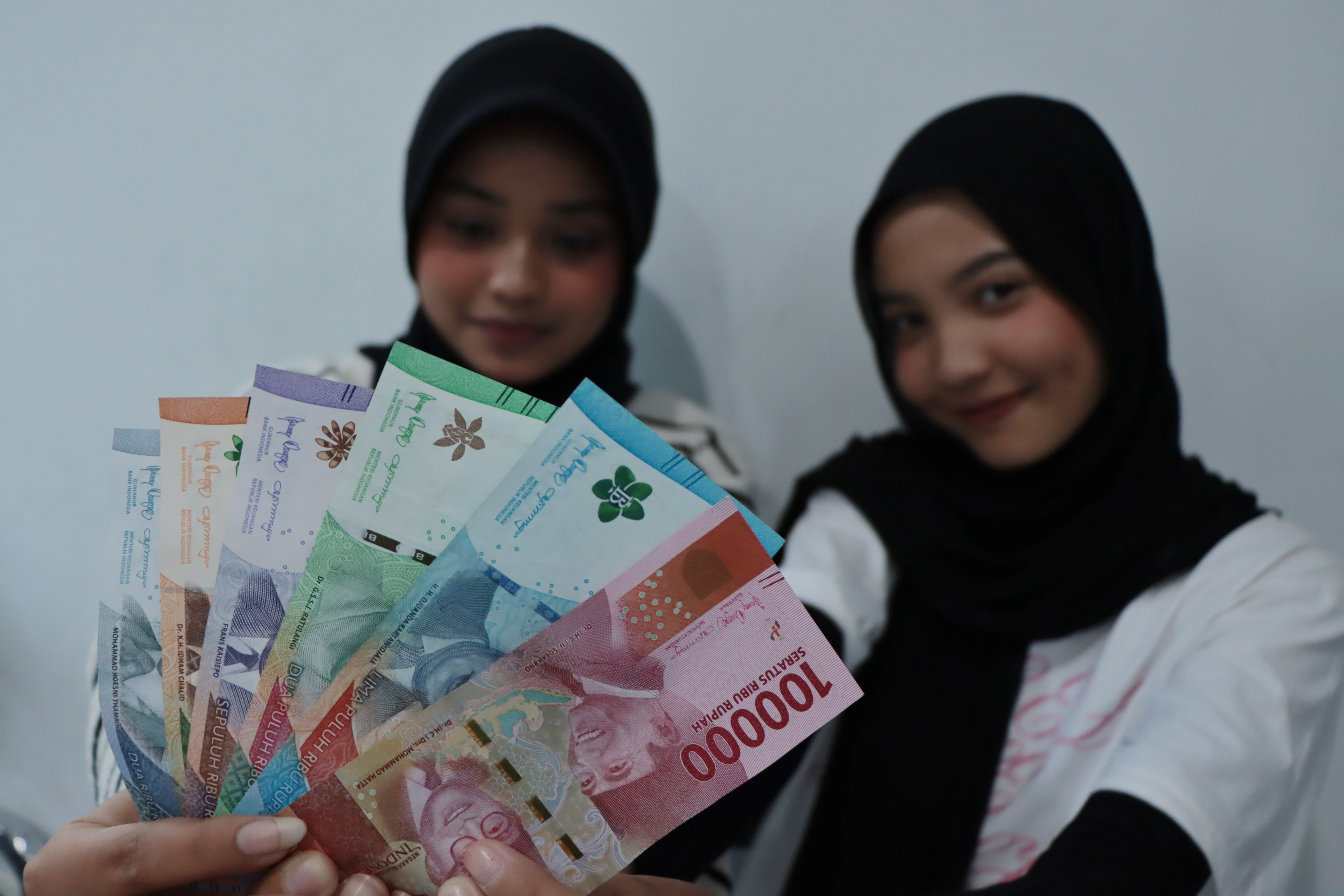 Penukaran uang baru akan lebih marak jelang Lebaran. (Arief Budiman/Radar Solo)